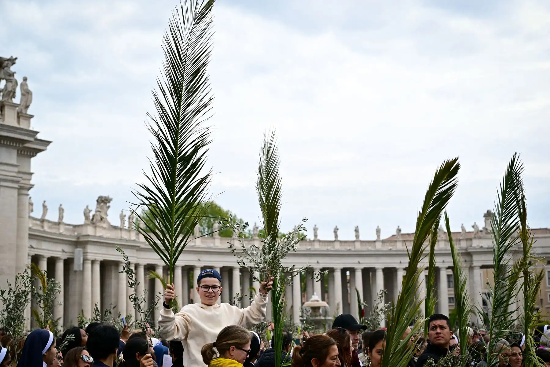 Los fieles asisten a una misa del Domingo de Ramos en la plaza de San Pedro en el Vaticano. Foto: ANDINA/AFP