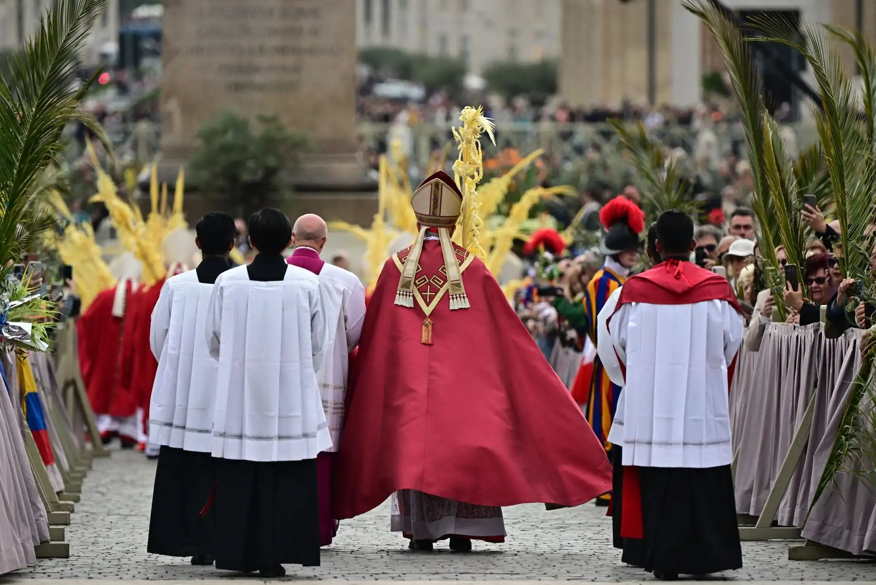 El cardenal Leonardo Sandri oficia la misa del Domingo de Ramos en la plaza de San Pedro del Vaticano. Foto: ANDINA/AFP