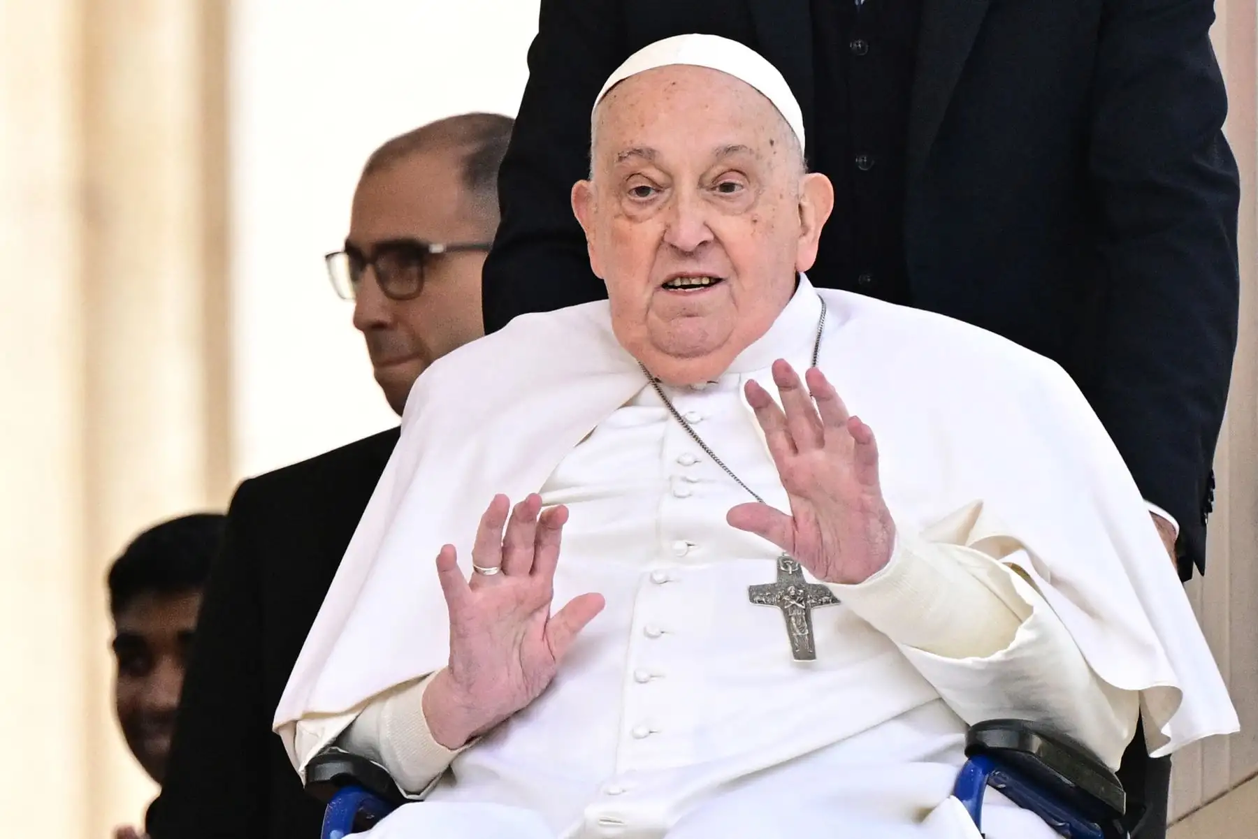 El Papa Francisco saluda a la multitud durante una aparición sorpresa al final de la misa del Domingo de Ramos en la plaza de San Pedro en el Vaticano. Foto. ANDINA/AFP