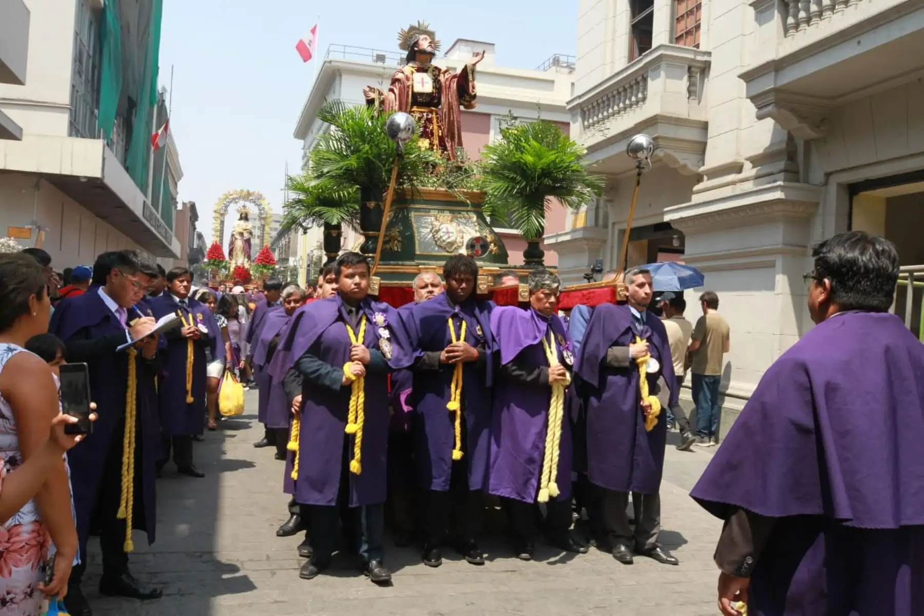 Al mediodía de hoy se inició procesión el recorrido en la Basílica Catedral de Lima con dirección a la iglesia del Monasterio de Santa Catalina de Siena. Foto: ANDINA/Verónica Calderón
