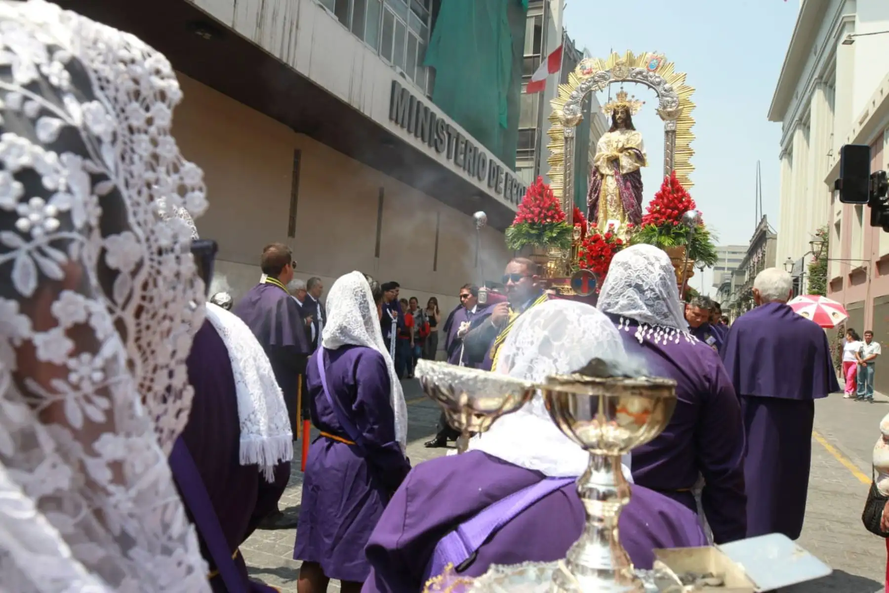 Al mediodía de hoy se inició procesión el recorrido en la Basílica Catedral de Lima con dirección a la iglesia del Monasterio de Santa Catalina de Siena. Foto: ANDINA/Verónica Calderón