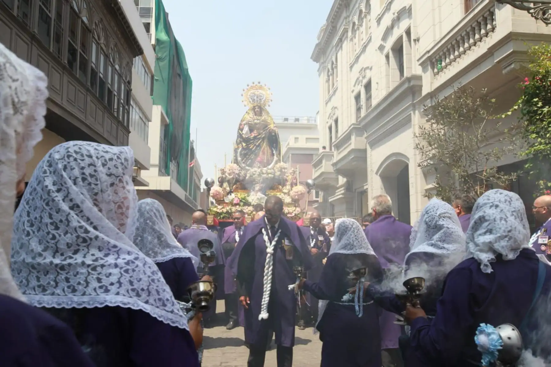 Al mediodía de hoy se inició procesión el recorrido en la Basílica Catedral de Lima con dirección a la iglesia del Monasterio de Santa Catalina de Siena. Foto: ANDINA/Verónica Calderón