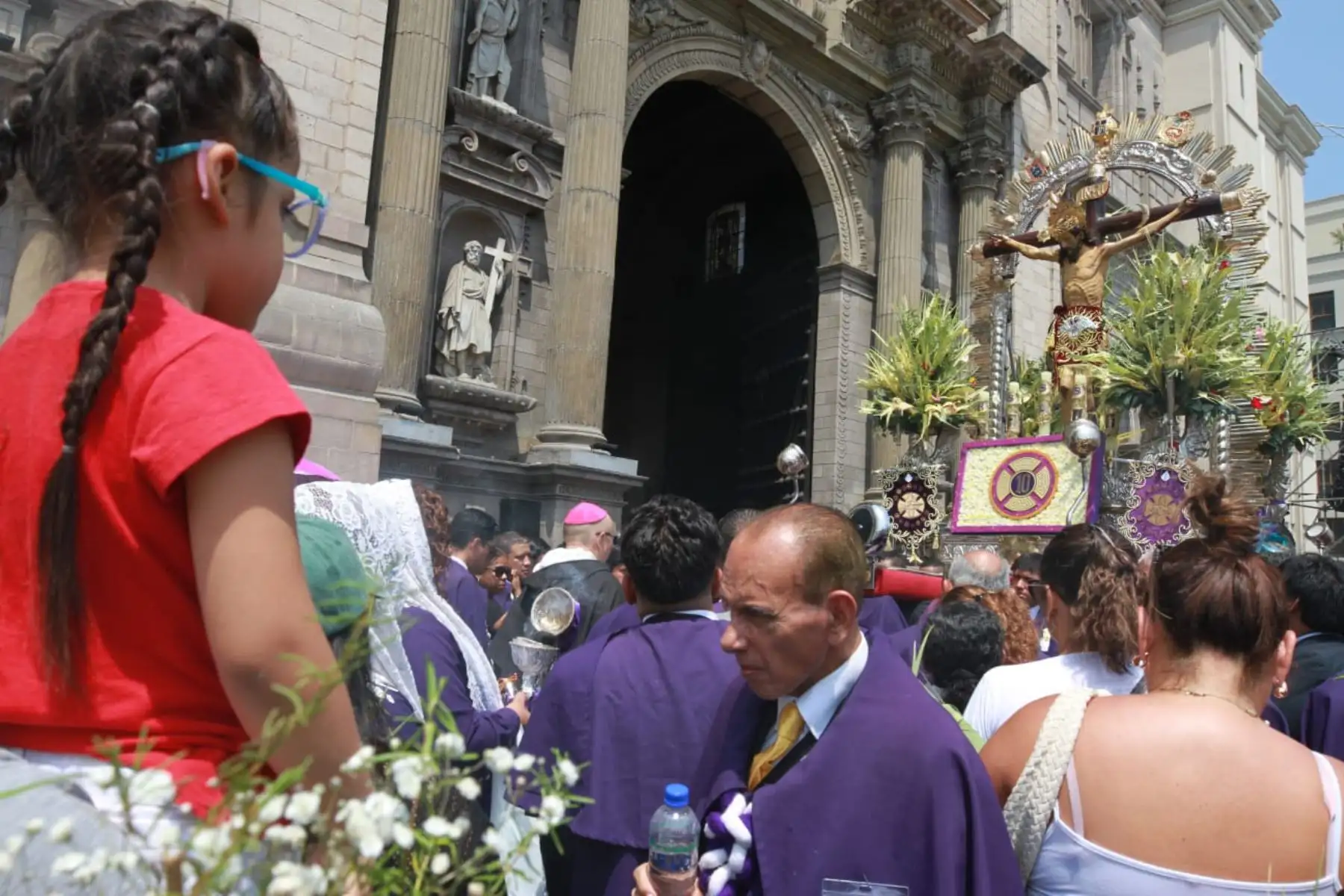 Al mediodía de hoy se inició procesión el recorrido en la Basílica Catedral de Lima con dirección a la iglesia del Monasterio de Santa Catalina de Siena. Foto: ANDINA/Verónica Calderón
