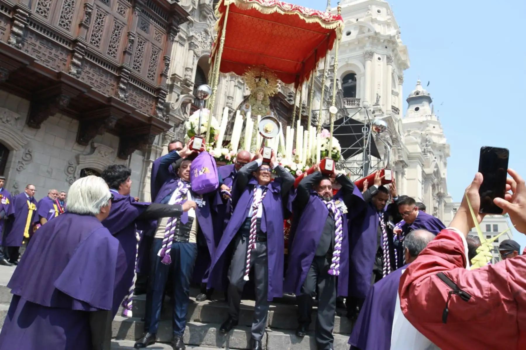 Al mediodía de hoy se inició procesión el recorrido en la Basílica Catedral de Lima con dirección a la iglesia del Monasterio de Santa Catalina de Siena. Foto: ANDINA/Verónica Calderón