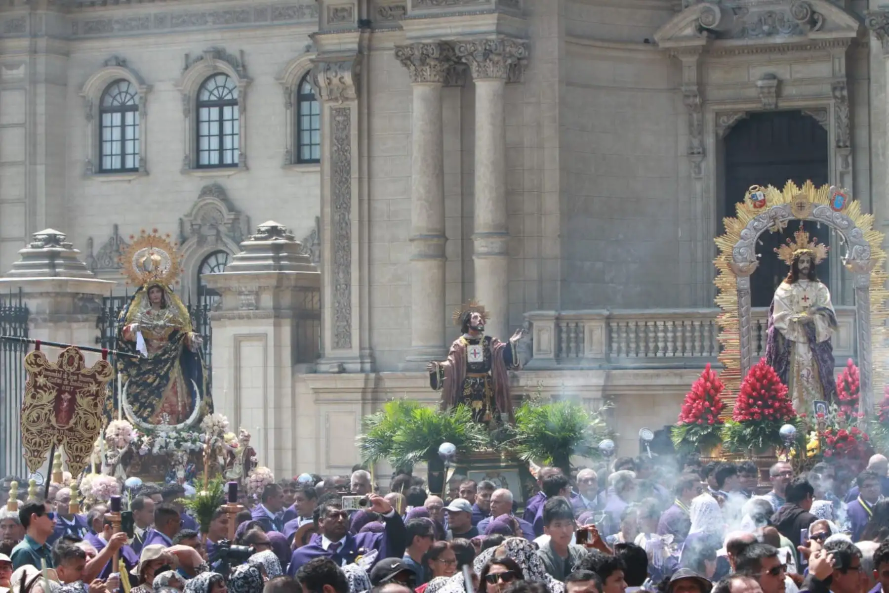 Al mediodía de hoy se inició procesión el recorrido en la Basílica Catedral de Lima con dirección a la iglesia del Monasterio de Santa Catalina de Siena. Foto: ANDINA/Verónica Calderón
