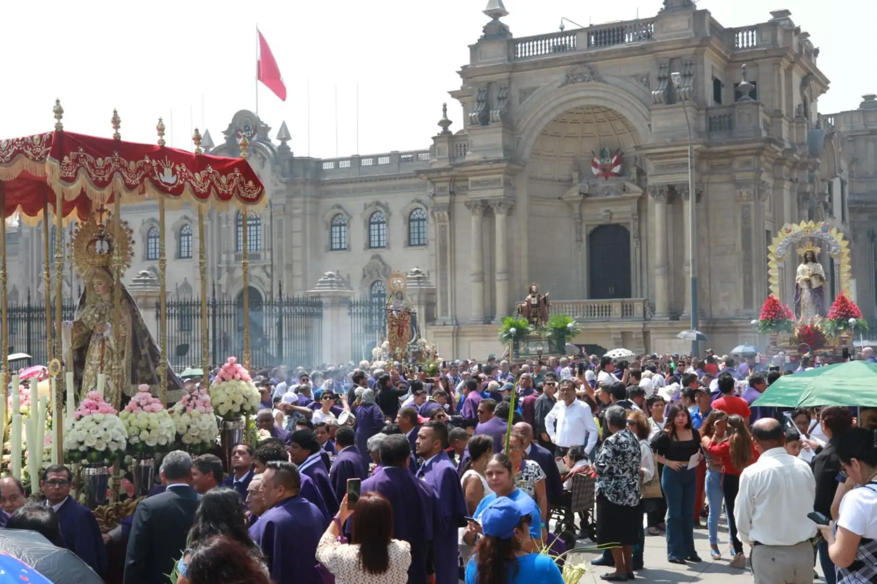 Al mediodía de hoy se inició procesión el recorrido en la Basílica Catedral de Lima con dirección a la iglesia del Monasterio de Santa Catalina de Siena. Foto: ANDINA/Verónica Calderón