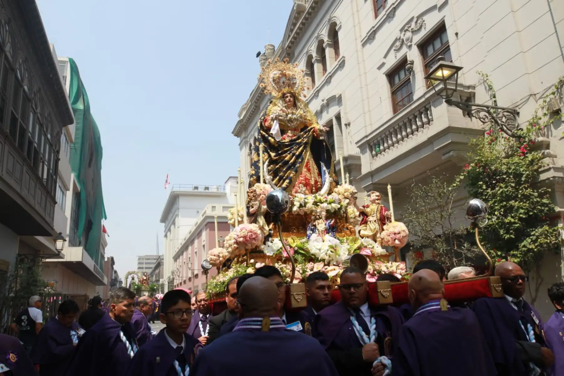 Al mediodía de hoy se inició procesión el recorrido en la Basílica Catedral de Lima con dirección a la iglesia del Monasterio de Santa Catalina de Siena. Foto: ANDINA/Verónica Calderón