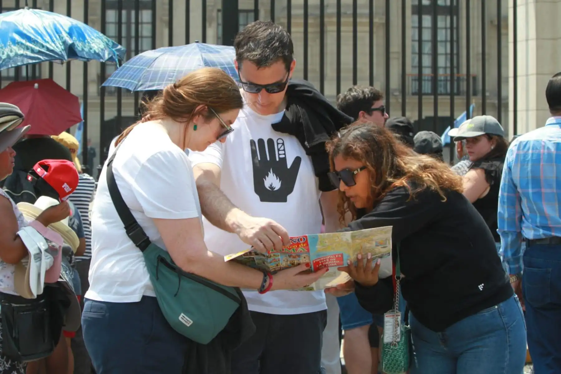 Turistas hacen recorrido en la Basílica Catedral de Lima con dirección a la iglesia del Monasterio de Santa Catalina de Siena. Foto: ANDINA/Verónica Calderón