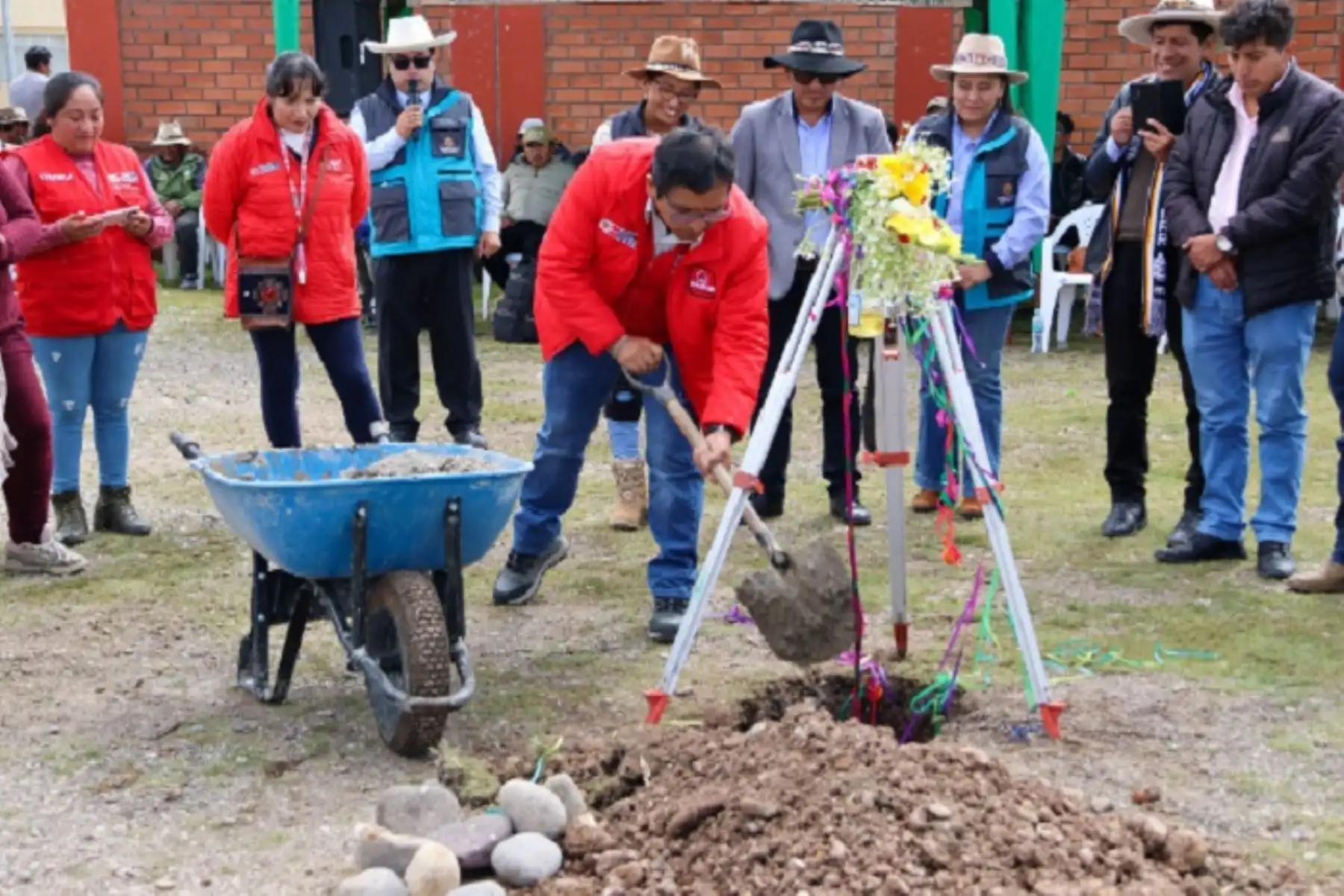 Las viviendas rurales incluyen tecnología sismo resistente y térmica, adaptadas a las condiciones climáticas adversas.