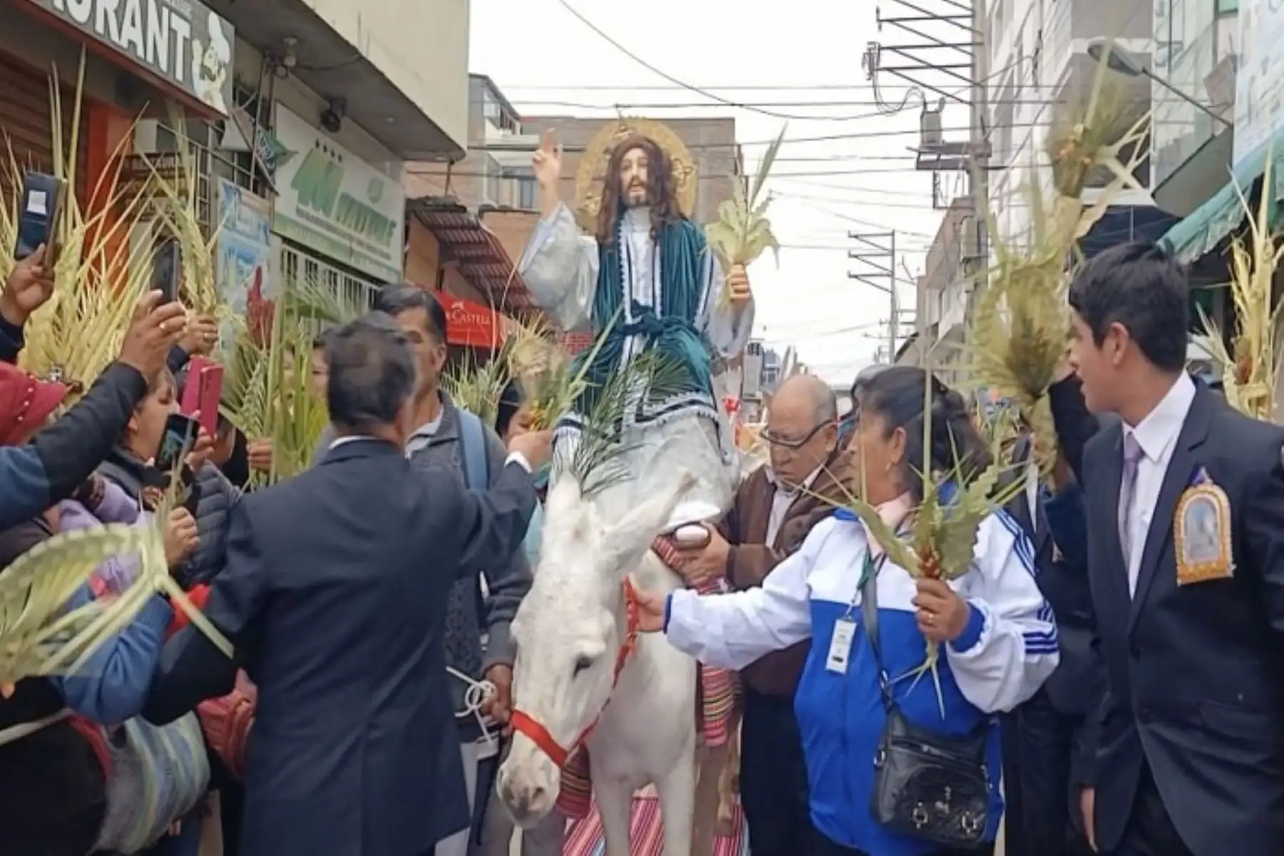 En el Domingo de Ramos se recordó la entrada triunfal de Jesús a Jerusalén, siendo recibido como Rey por el pueblo,
