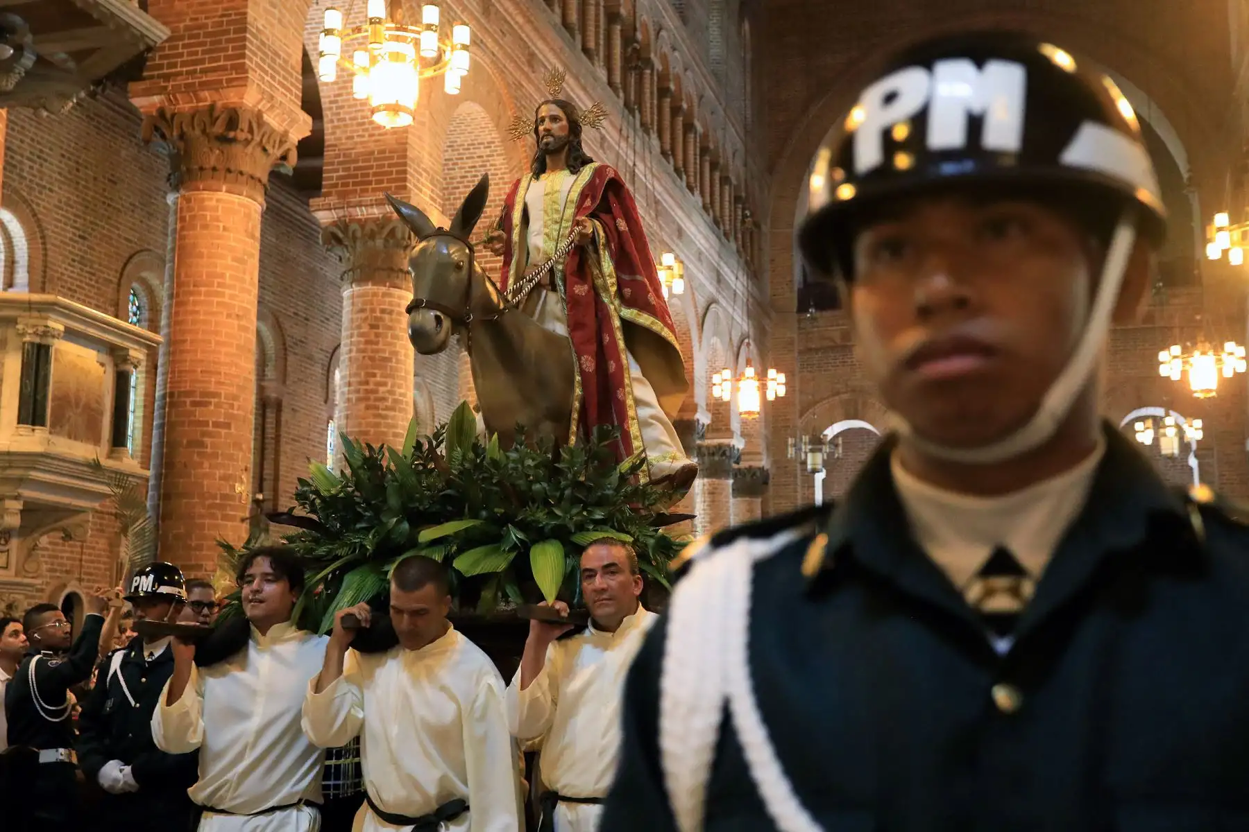 Fieles católicos participan en la recreación de la entrada de Jesucristo a Jerusalén durante la procesión del Domingo de Ramos, que marca el inicio de la Semana Santa en la Catedral Metropolitana de Medellín, Colombia, el 13 de abril de 2025. Foto: AFP