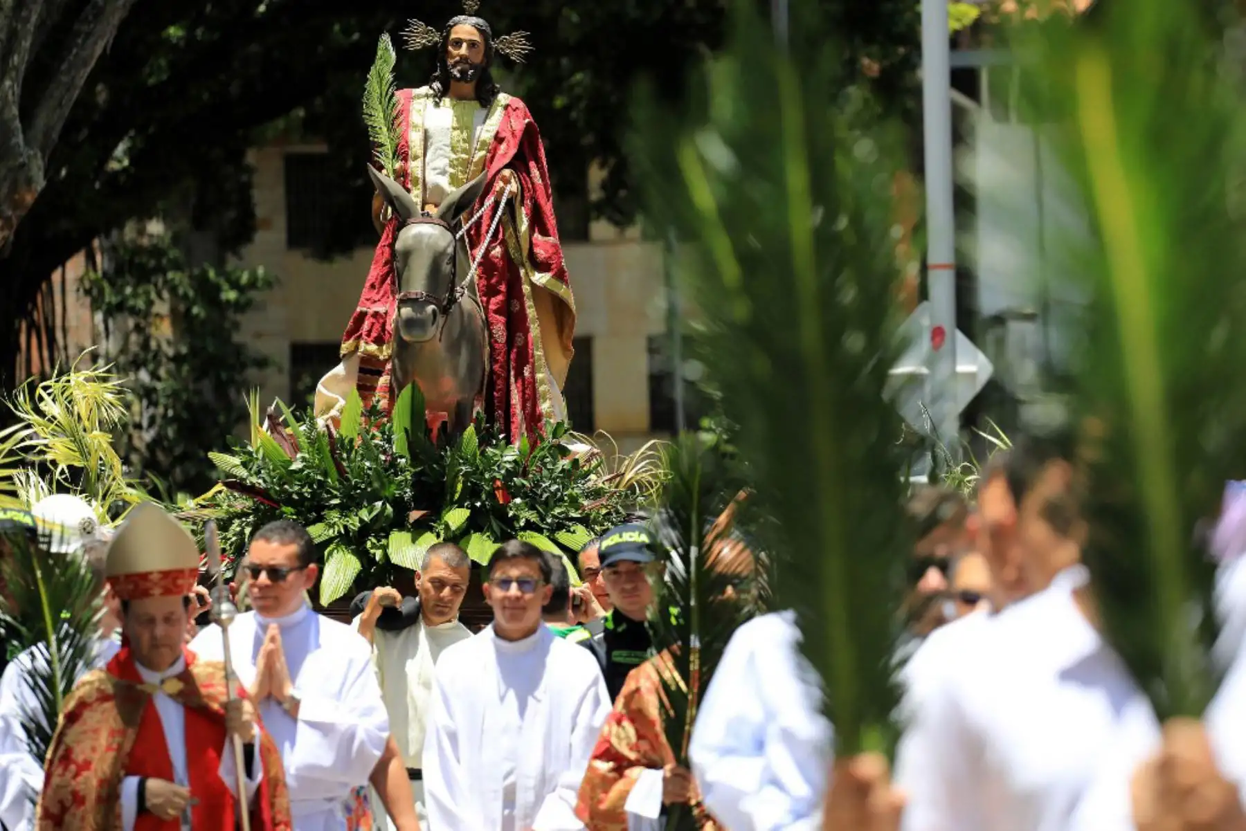 Fieles católicos participan en la recreación de la entrada de Jesucristo a Jerusalén durante la procesión del Domingo de Ramos al inicio de la Semana Santa en Medellín, Colombia, el 13 de abril de 2025. Foto: AFP