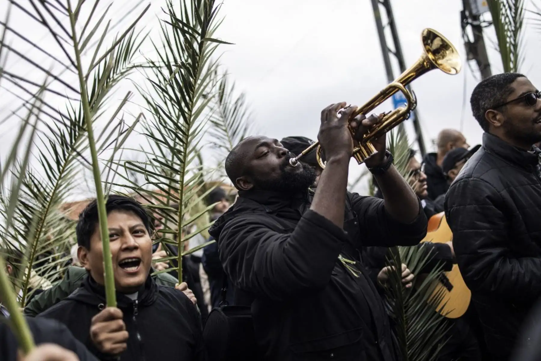 Los fieles cristianos sostienen ramas de palma y tocan música mientras marchan durante la tradicional procesión del Domingo de Ramos en el Monte de los Olivos en Jerusalén, Israel, el 13 de abril de 2025. Foto: AFP