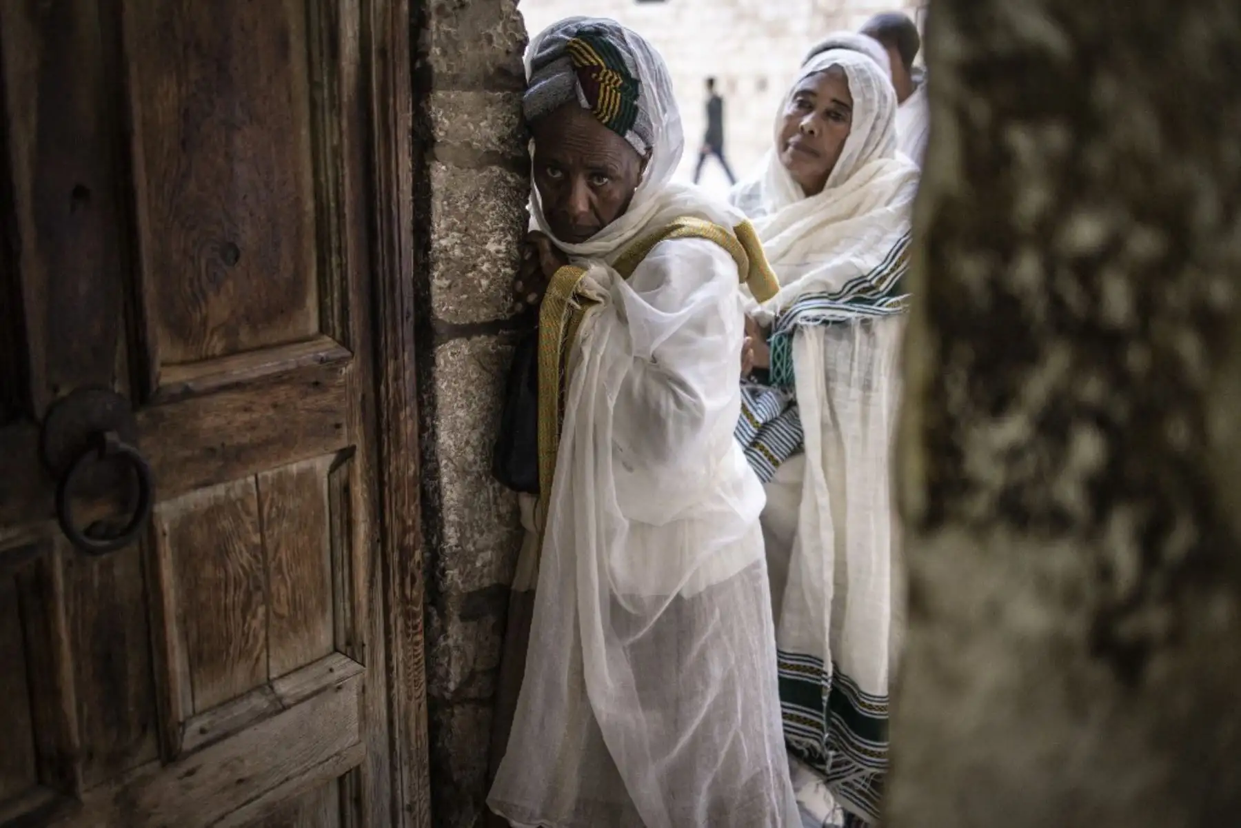 Fieles cristianos ortodoxos etíopes rezan a la entrada de la Iglesia del Santo Sepulcro el Domingo de Ramos en Jerusalén, Israel, el 13 de abril de 2025. Foto: AFP