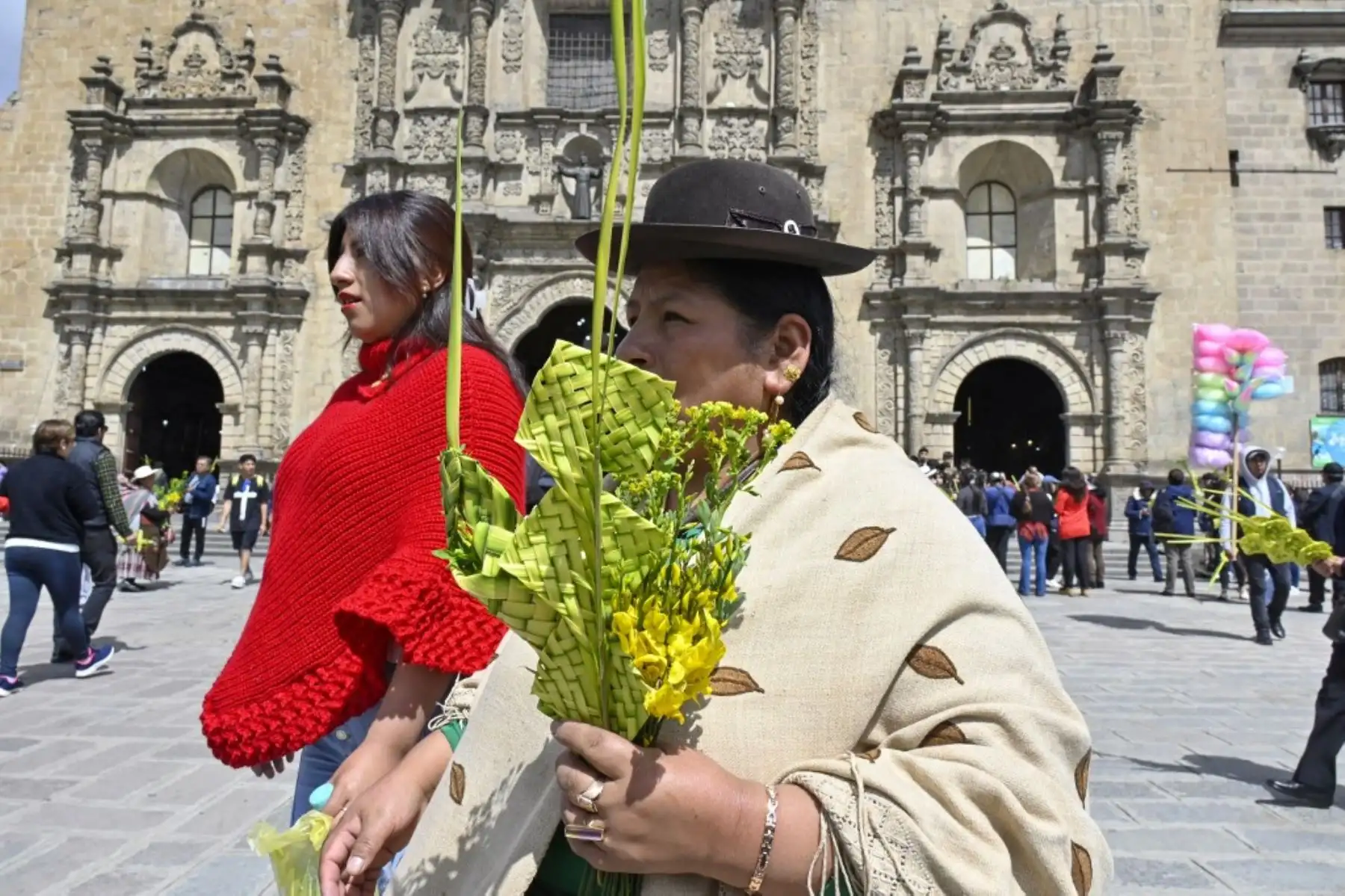 Una mujer sostiene ramas de palma afuera de la iglesia de San Francisco durante la celebración del Domingo de Ramos, que marca el inicio de la Semana Santa en La Paz, Bolivia, el 13 de abril de 2025. Foto: AFP