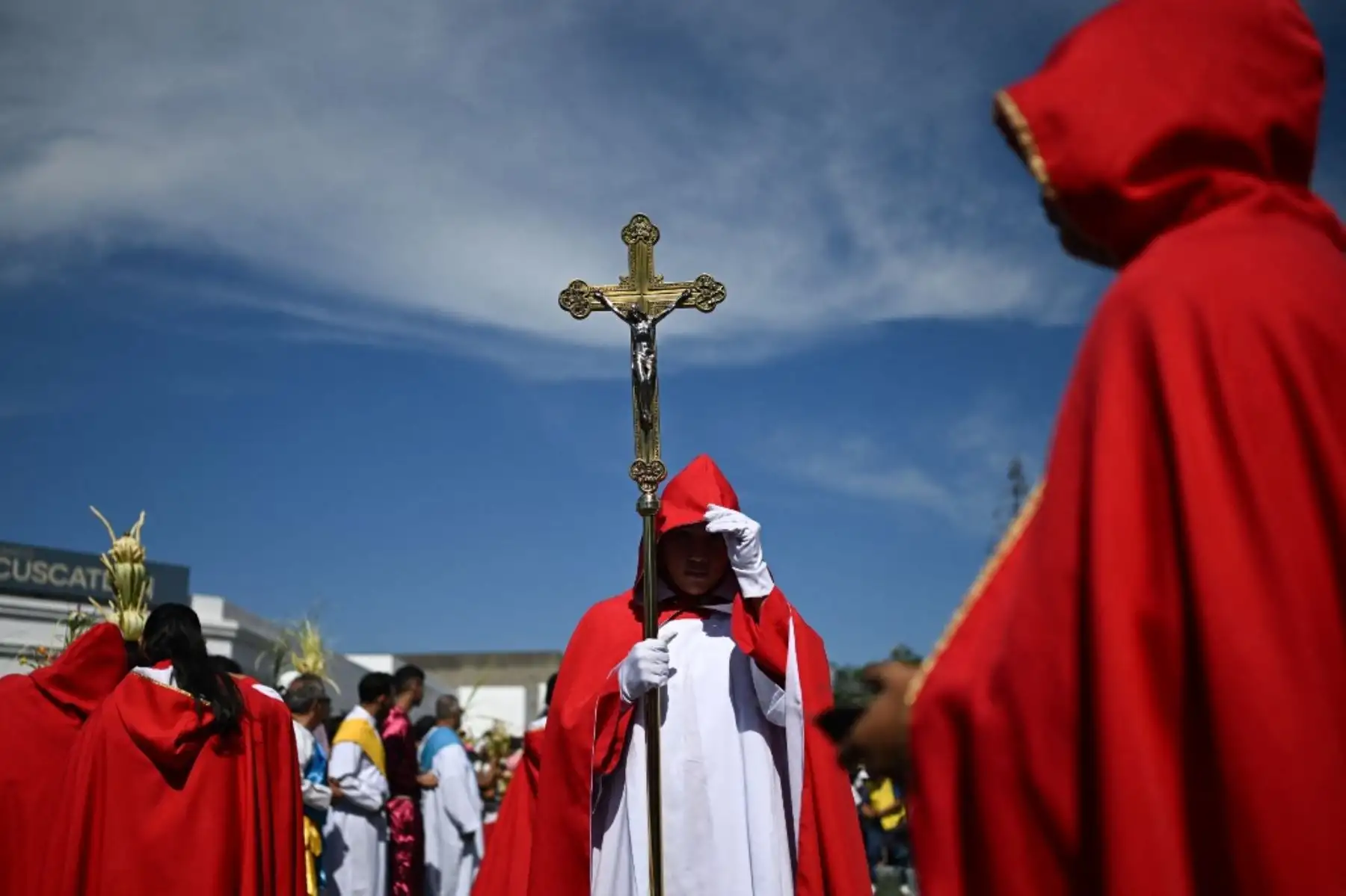 Fieles católicos participan en la procesión del Domingo de Ramos durante el inicio de la Semana Santa en el centro histórico de San Salvador, en el país centroamericano de El Salvador, el 13 de abril de 2025. Foto: AFP