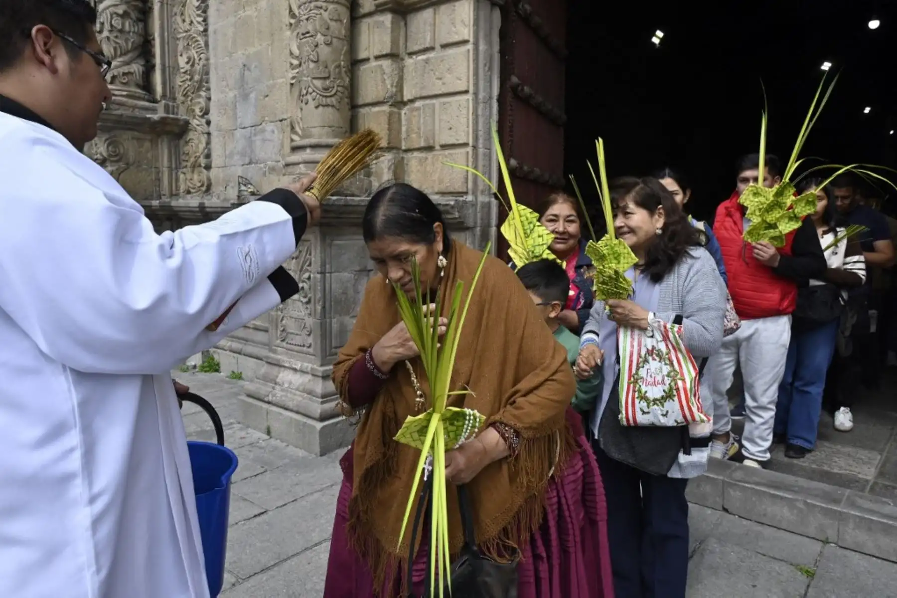 Un sacerdote bendice a los creyentes después de una misa de Domingo de Ramos en la iglesia de San Francisco al comienzo de la Semana Santa en La Paz, Bolivia, el 13 de abril de 2025. Foto: AFP