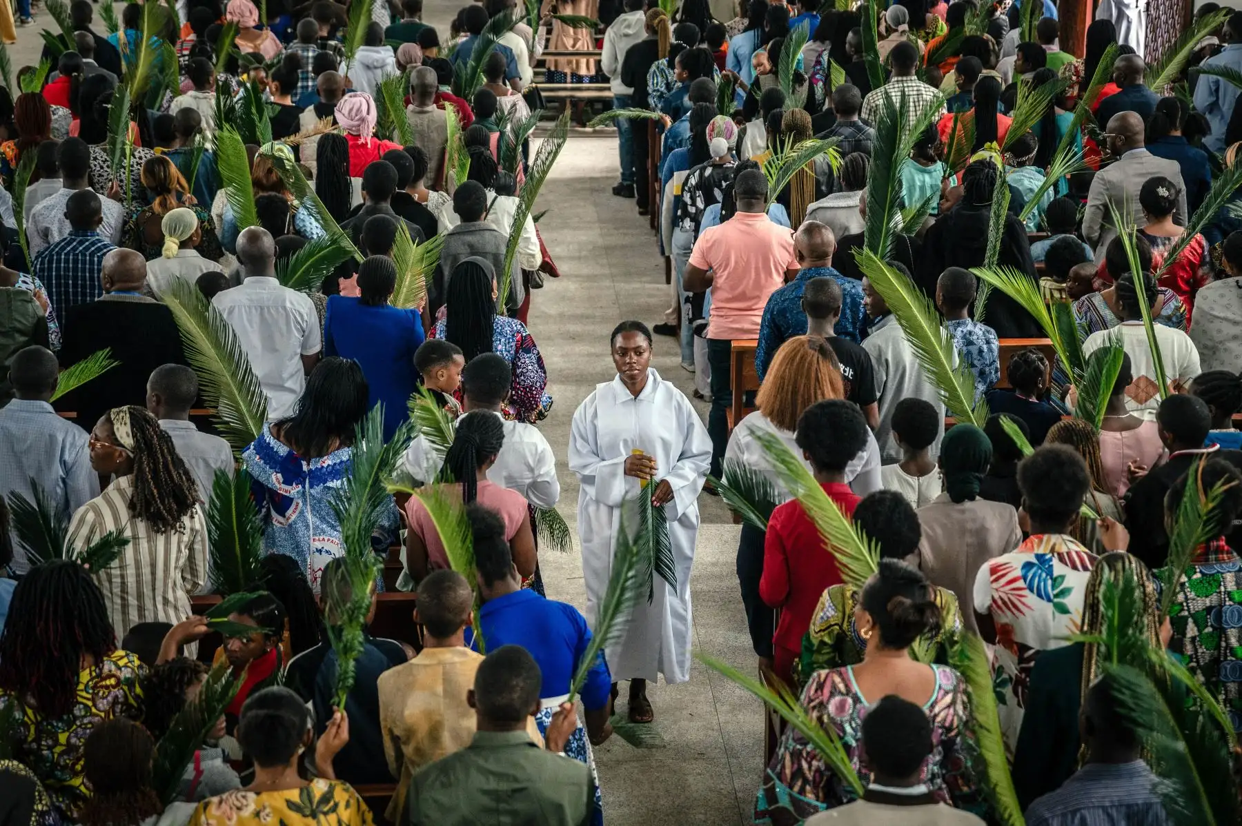 Los fieles católicos asisten a la misa del Domingo de Ramos, conocida localmente como Matawi, en la parroquia Bienheureuse en Goma, en el país africano del Congo, el 13 de abril de 2025. Foto: AFP