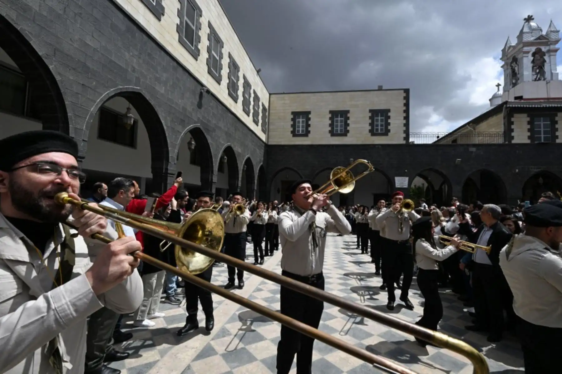 Miembros de una banda de música de scouts realizan una presentación mientras desfilan en el barrio Bab Sharqi de Damasco, Siria, durante el Domingo de Ramos, el 13 de abril de 2025. Foto: AFP
