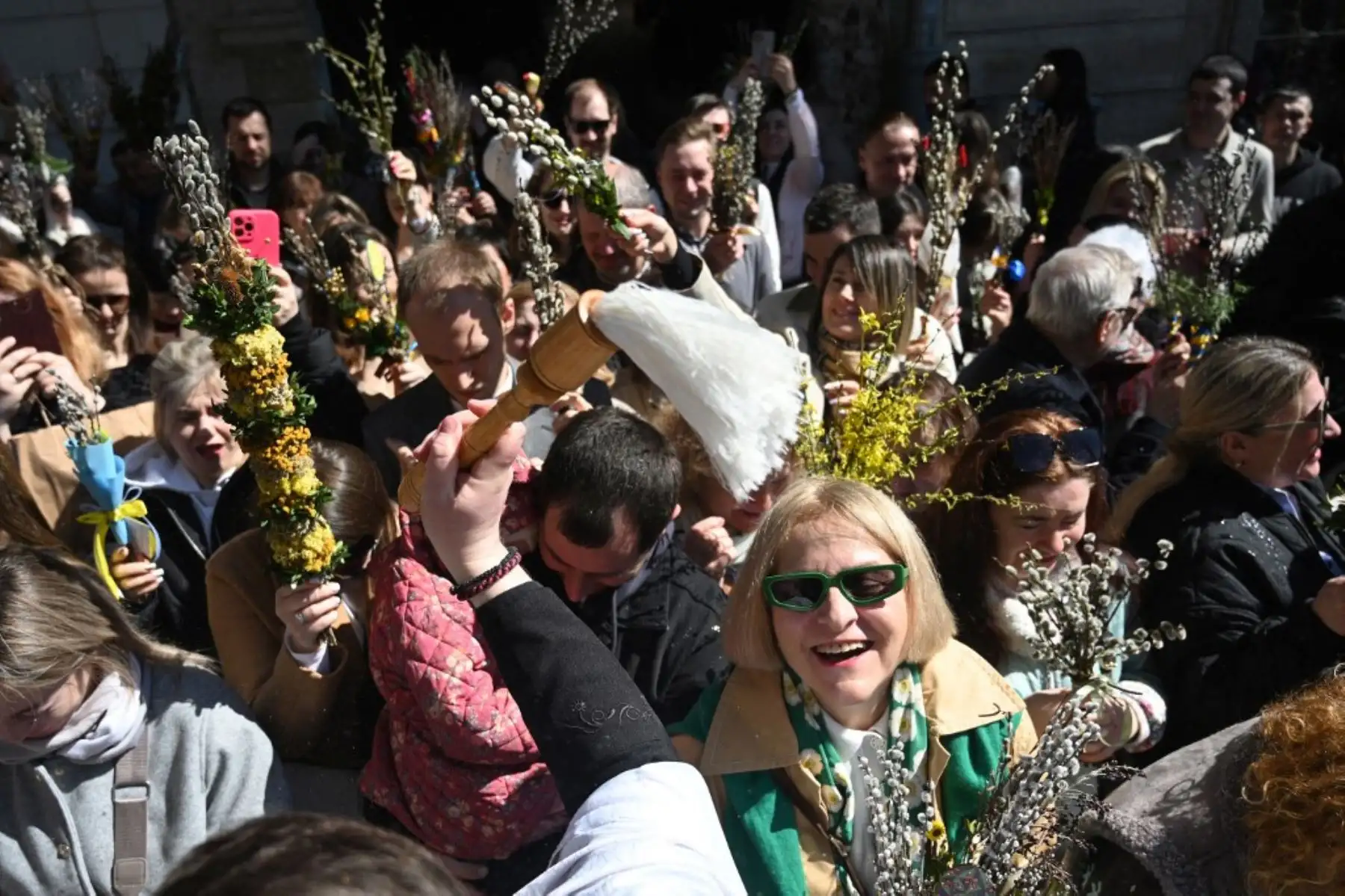 Un sacerdote bendice a los creyentes que sostienen ramitas de sauce durante el Domingo de Ramos en la Iglesia de la Guarnición de los Santos Pedro y Pablo en Lviv, Ucrania, el 13 de abril de 2025, en medio de la invasión rusa. Foto: AFP
