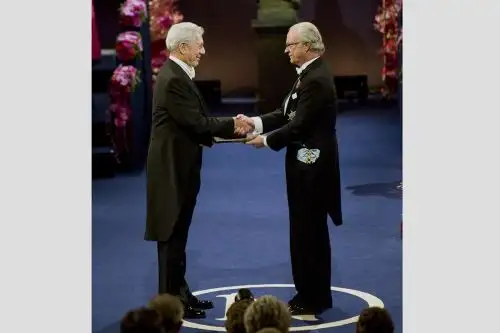 El escritor peruano Mario Vargas Llosa recibió el Premio Nobel de Literatura de manos del rey Carlos Gustavo de Suecia, en la Sala de Conciertos de Estocolmo, el 10 de diciembre de 2010. Foto: AFP