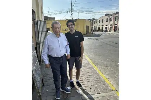 El escritor peruano Mario Vargas Llosa con su nieto Leandro, en Cinco Esquinas, en Barrios Altos. Foto: INTERNET/Medios