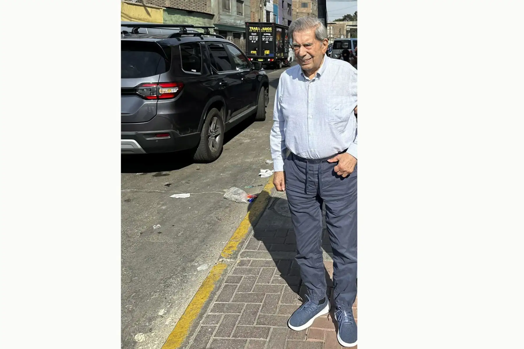 Con su nieto Leandro, en Cinco Esquinas en Barrios Altos (donde aparece un cadáver y viven dos protagonistas en la novela), paso por la inaccesible casa donde nació Felipe Pinglo (Le dedico mi silencio) y la Quinta Heeren (gracias, administrador, por el acceso). Foto: @AlvaroVargasLl