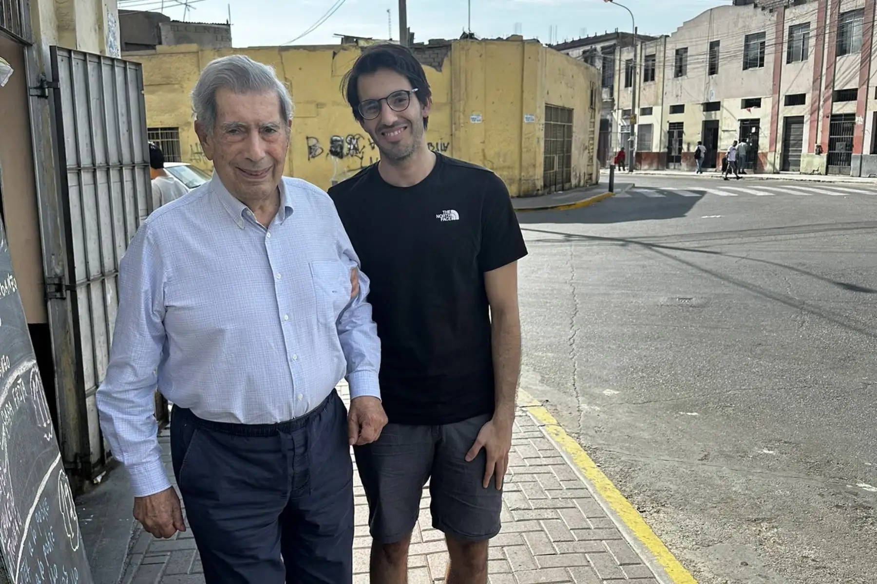 Con su nieto Leandro, en Cinco Esquinas en Barrios Altos (donde aparece un cadáver y viven dos protagonistas en la novela), paso por la inaccesible casa donde nació Felipe Pinglo (Le dedico mi silencio) y la Quinta Heeren (gracias, administrador, por el acceso). Foto: @AlvaroVargasLl