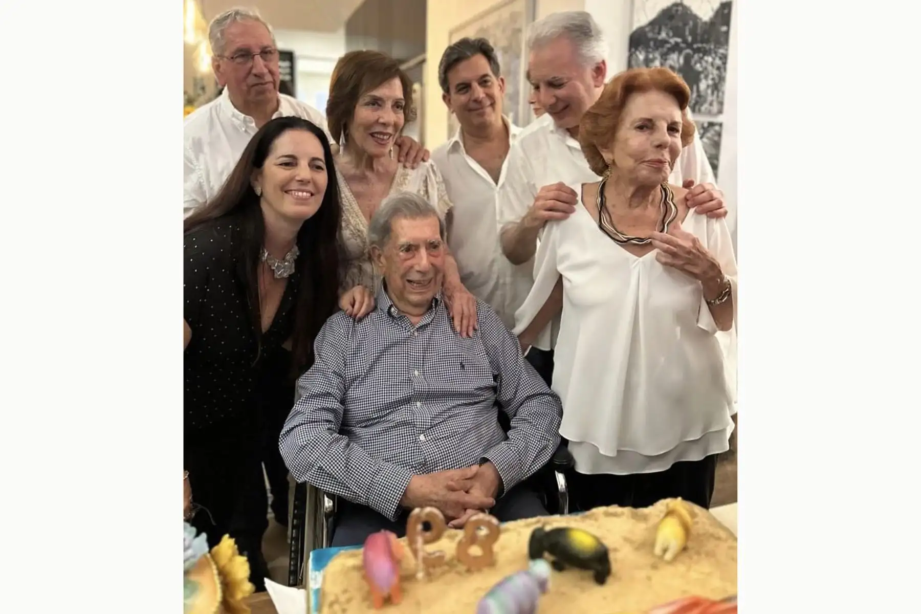 Imágenes durante el cumpleaños 89 de Mario Vargas Llosa. Foto: @AlvaroVargasLl