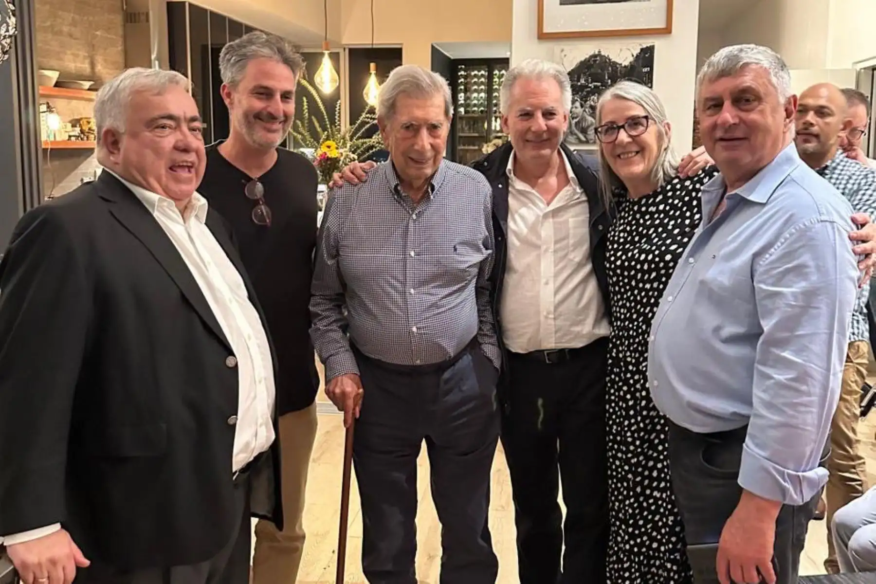 Imágenes durante el cumpleaños 89 de Mario Vargas Llosa. Foto: @AlvaroVargasLl