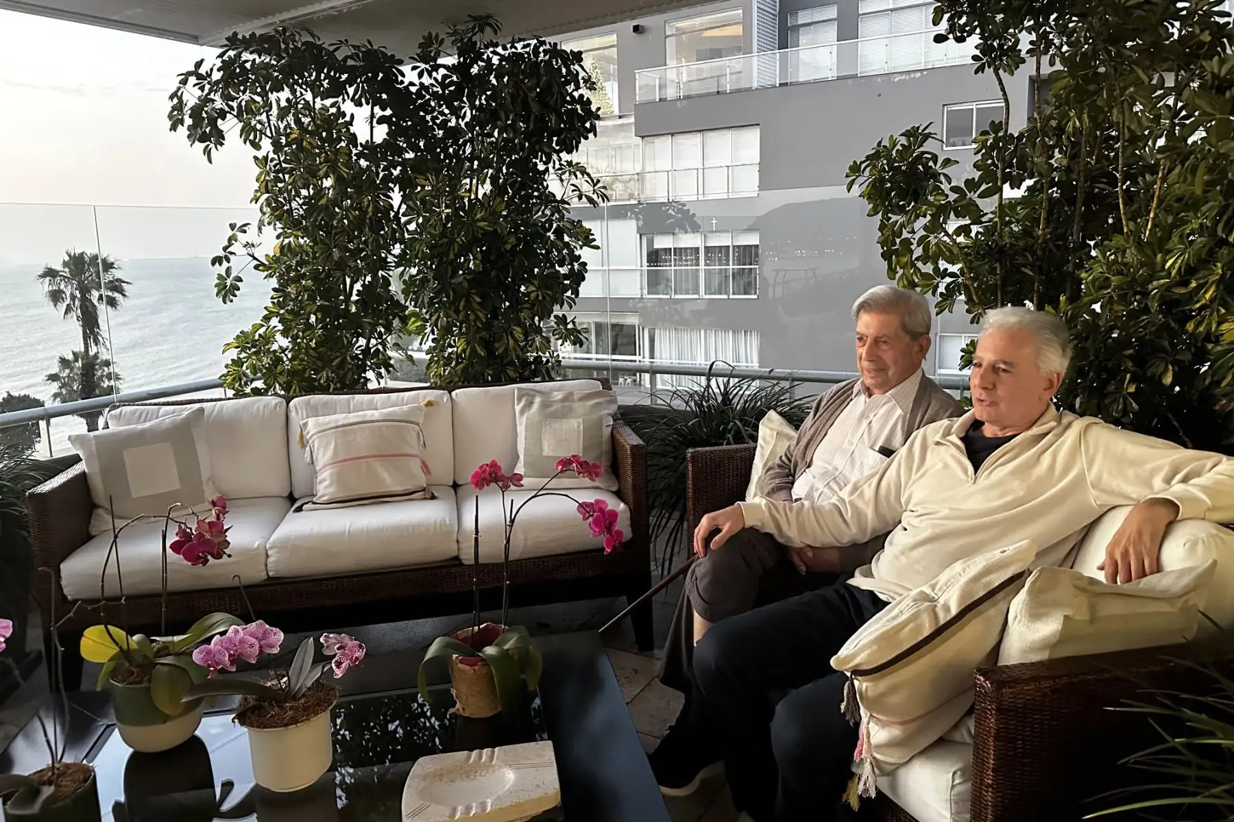 Imágenes durante el cumpleaños 89 de Mario Vargas Llosa. Foto: @AlvaroVargasLl