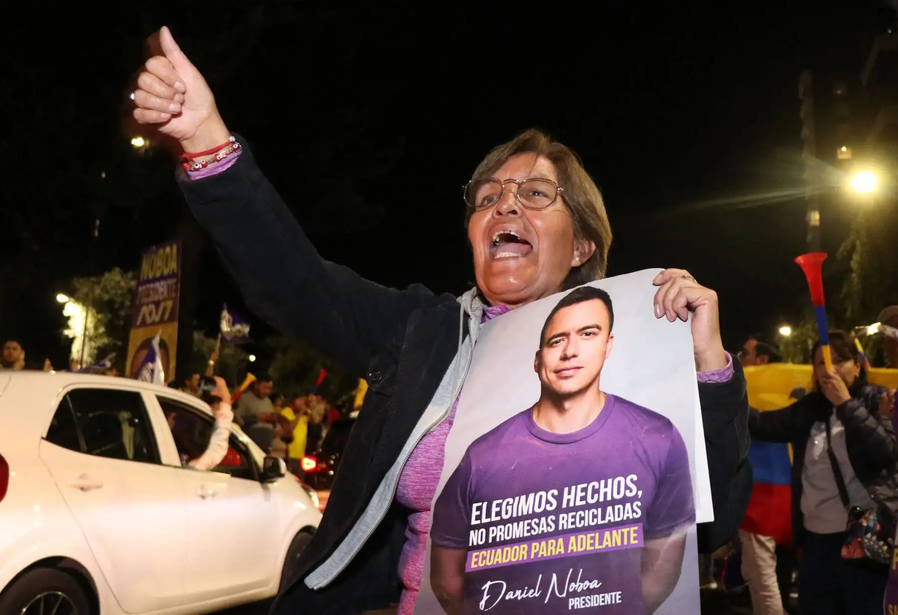 Un partidario del presidente y candidato presidencial de Ecuador, Daniel Noboa, reacciona tras conocer los primeros resultados de la segunda vuelta de las elecciones presidenciales en Quito  El presidente en ejercicio, Daniel Noboa, mantuvo una ventaja inicial en las elecciones presidenciales de Ecuador, y los votantes parecieron respaldar su enfoque de "mano dura" ante la violencia desenfrenada impulsada por los cárteles. AFP