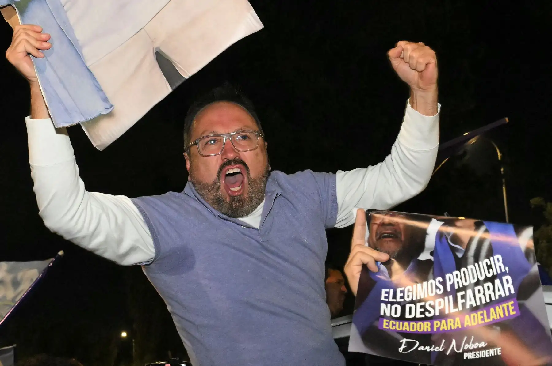 Un simpatizante del presidente y candidato presidencial de Ecuador, Daniel Noboa, reacciona tras conocerse los primeros resultados de la segunda vuelta de las elecciones presidenciales en Quito. AFP