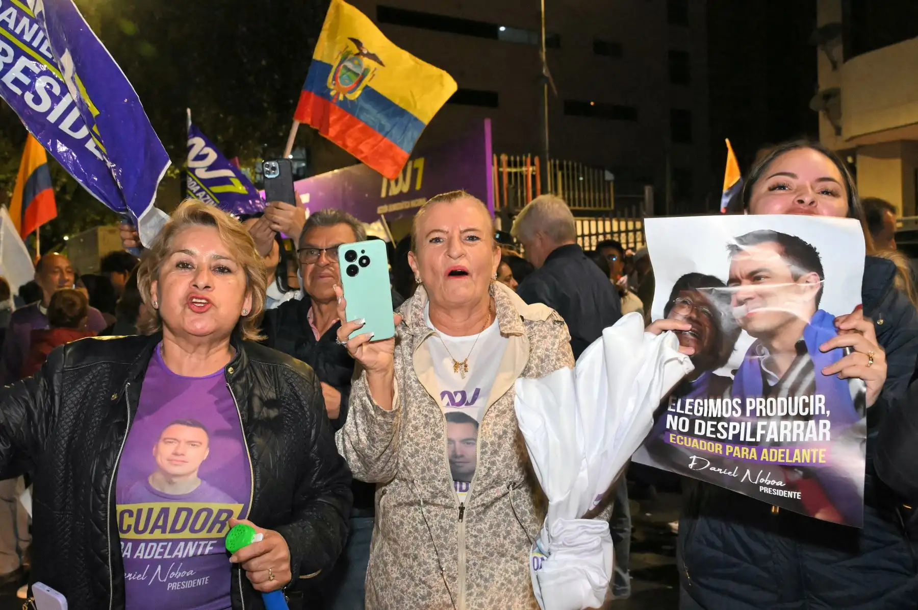 Partidarios del presidente y candidato presidencial de Ecuador, Daniel Noboa, reaccionan tras conocerse los primeros resultados de la segunda vuelta de las elecciones presidenciales en Quito. AFP