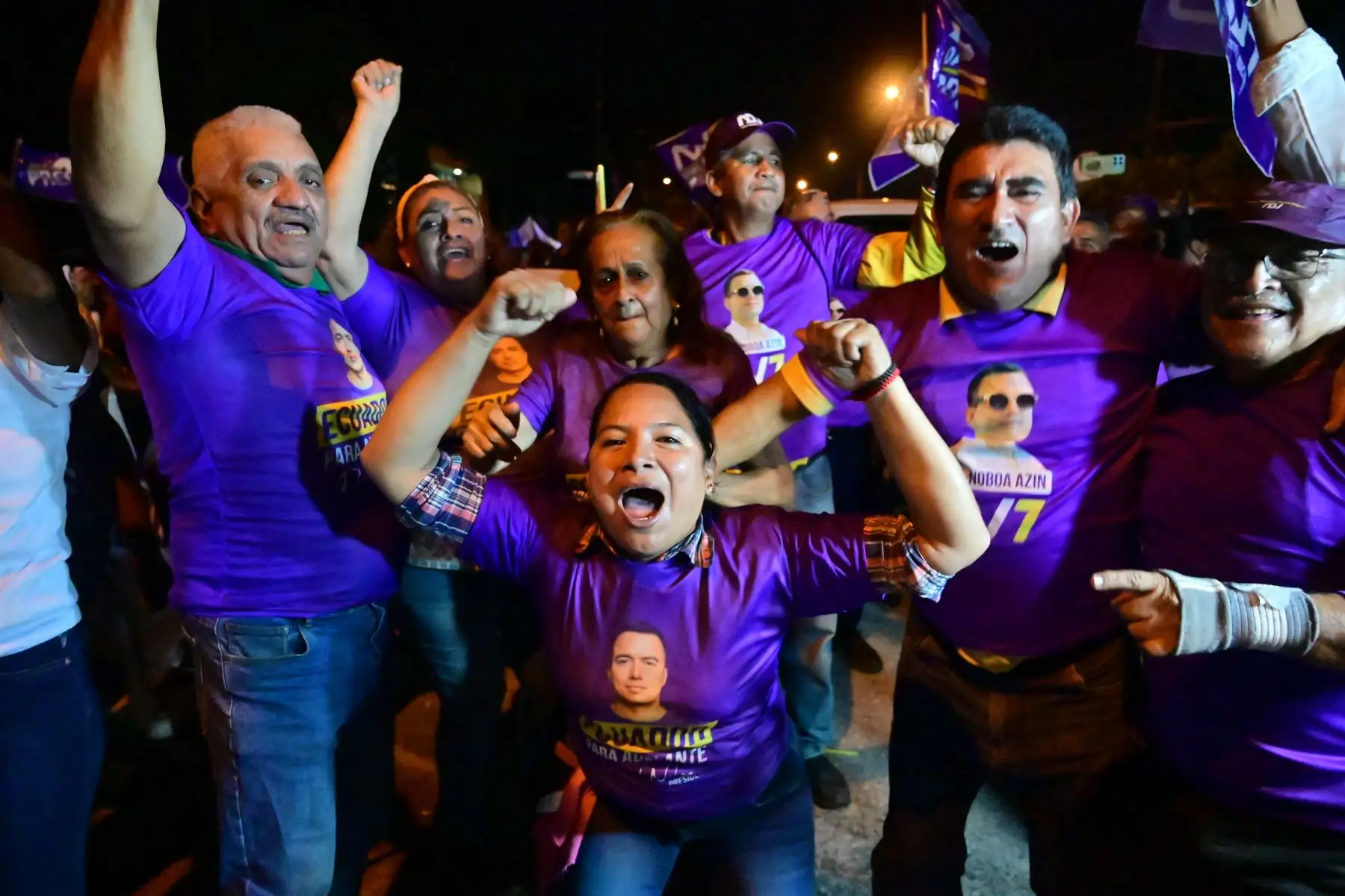 Partidarios del presidente y candidato presidencial de Ecuador, Daniel Noboa, reaccionan tras conocerse los primeros resultados de la segunda vuelta de las elecciones presidenciales en Quito. AFP