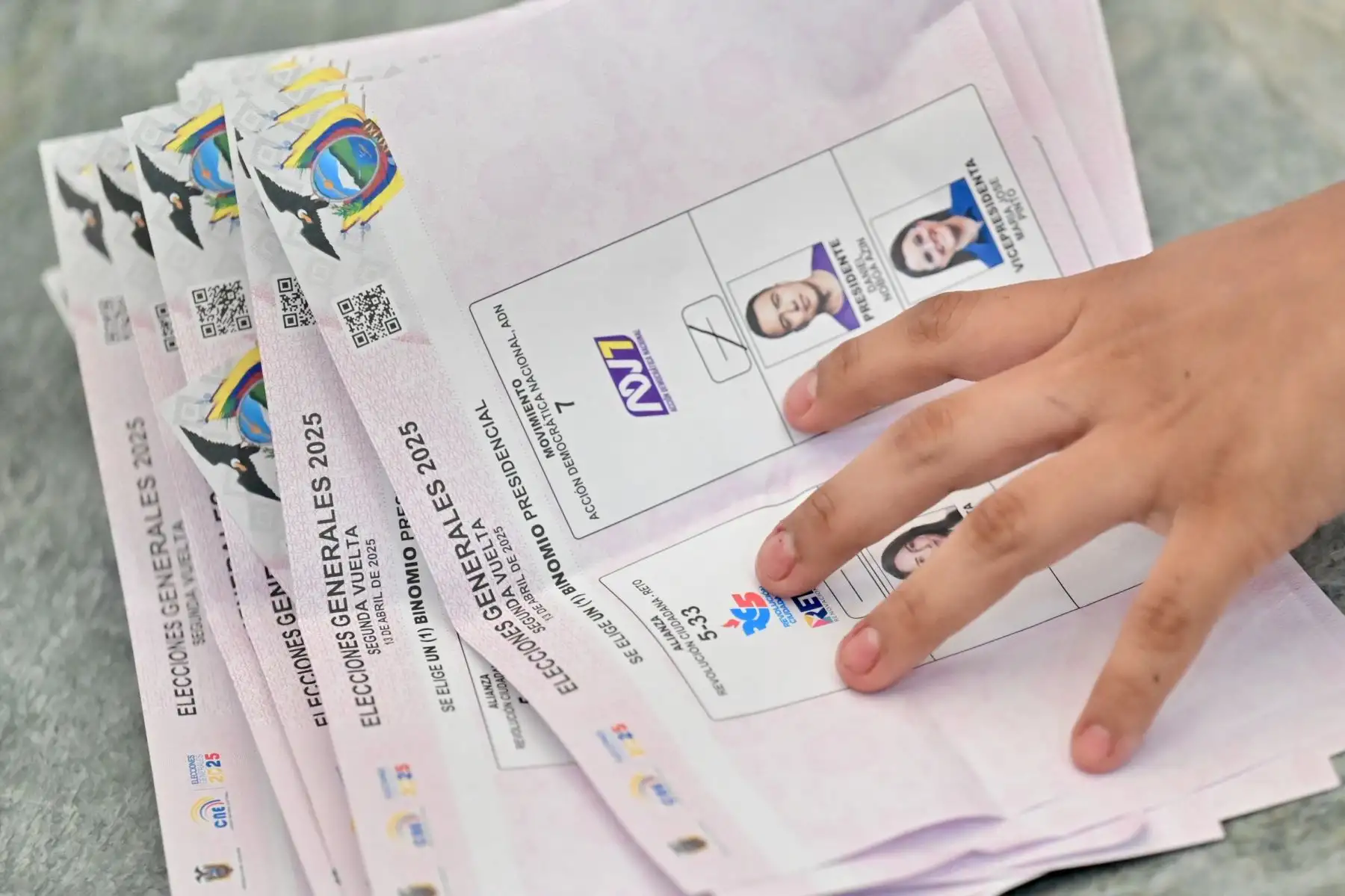 Un funcionario electoral cuenta los votos después del cierre de un colegio electoral durante la segunda vuelta de las elecciones presidenciales en Guayaquil, Ecuador. AFP