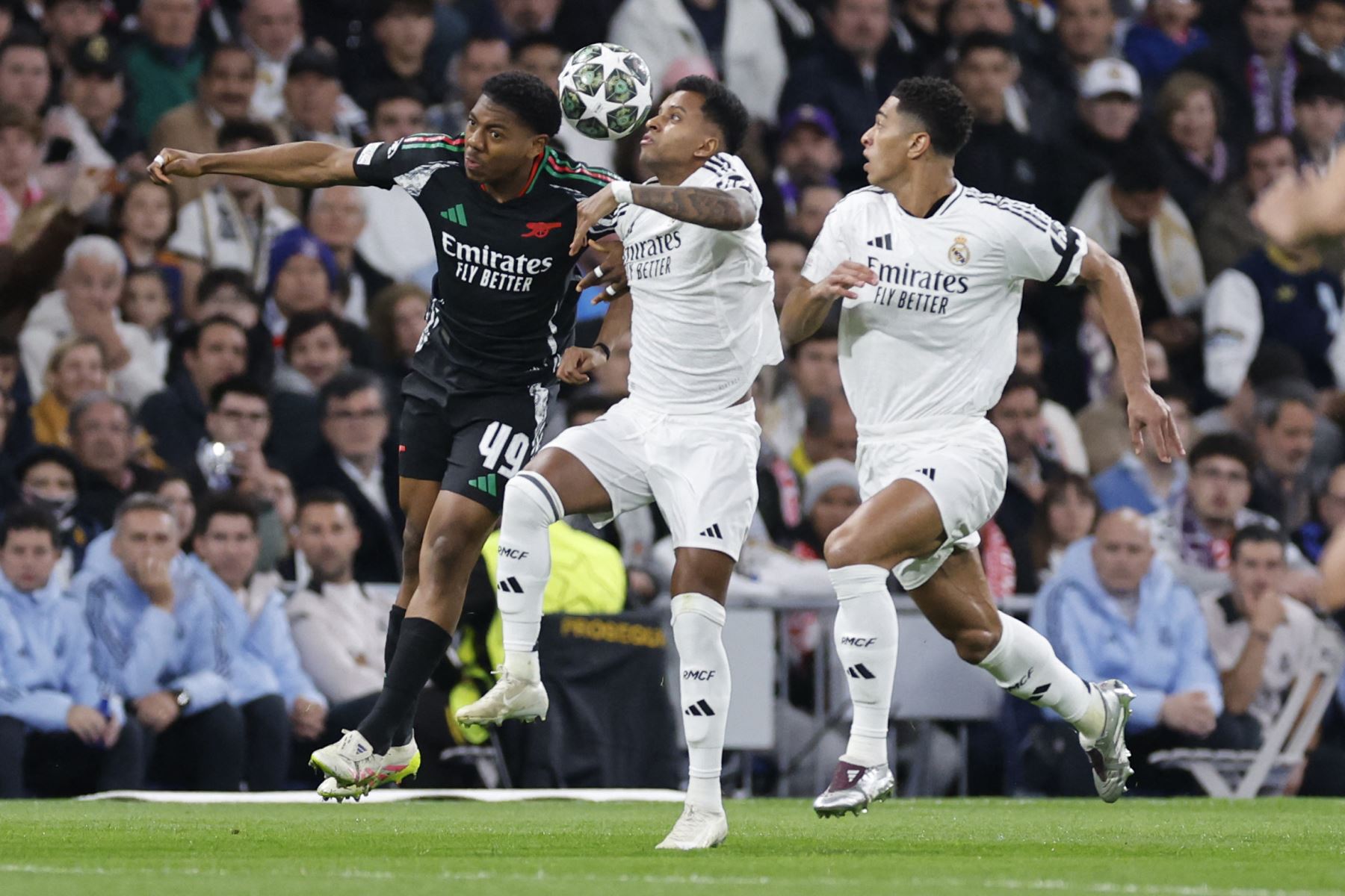 El centrocampista inglés del Arsenal, Myles Lewis-Skelly, y el delantero brasileño del Real Madrid, Rodrygo, compiten por un cabezazo durante el partido de vuelta de los cuartos de final de la UEFA Champions League entre el Real Madrid CF y el Arsenal. AFP