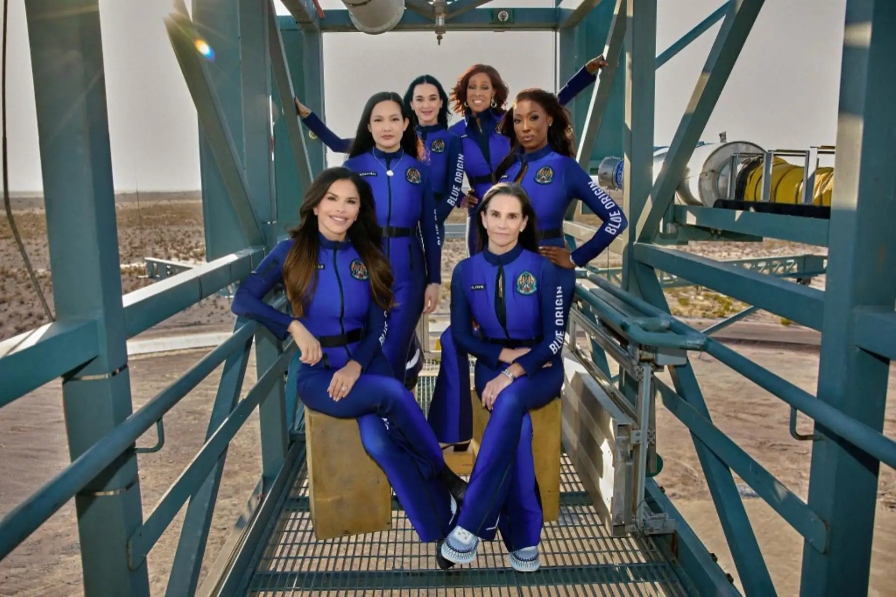Una foto publicada el 14 de abril de 2025 en la cuenta X de Blue Origin muestra (en el sentido de las agujas del reloj, desde la izquierda) a la empresaria estadounidense Lauren Sanchez, la excientífica de la NASA Amanda Nguyen, la cantante Katy Perry, la presentadora de televisión Gale King, la excientífica de la NASA Aisha Bowe y la productora de cine Kerianne Flynn. Foto: AFP