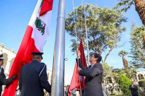 La Municipalidad rindió homenaje a Mario Vargas Llosa con el izamiento a media asta del pabellón nacional y la bandera de Arequipa como señal de duelo. Cortesía