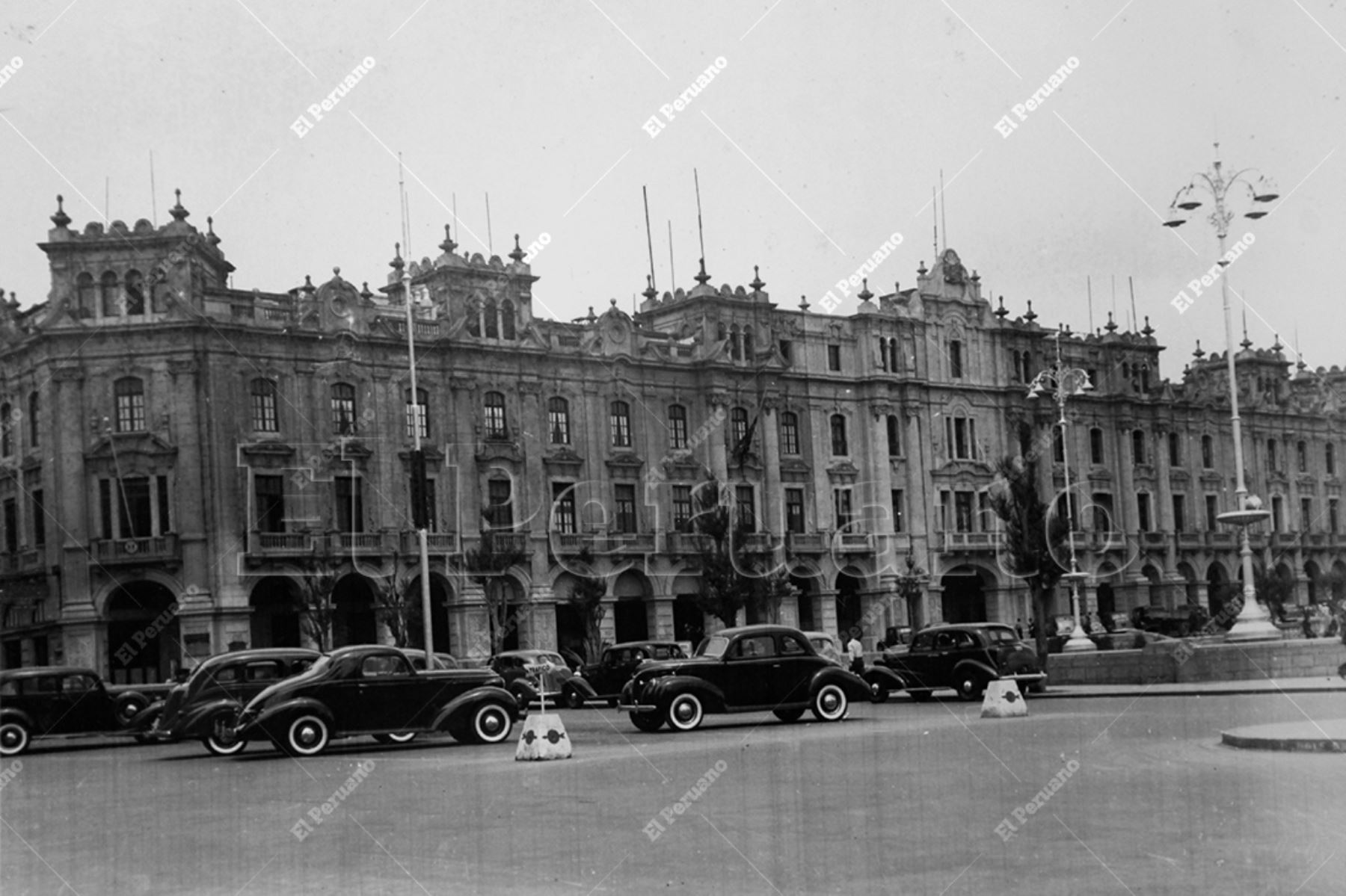 La Plaza San Martín  aparece en la novela "Conversación en La catedral" de Mario Vargas LLosa. En uno de sus portales estaba el bar Zela, espacio de la bohemia limeña, donde Zavalita disertaba sobre periodismo y literatura. Foto: Archivo Histórico de El Peruano