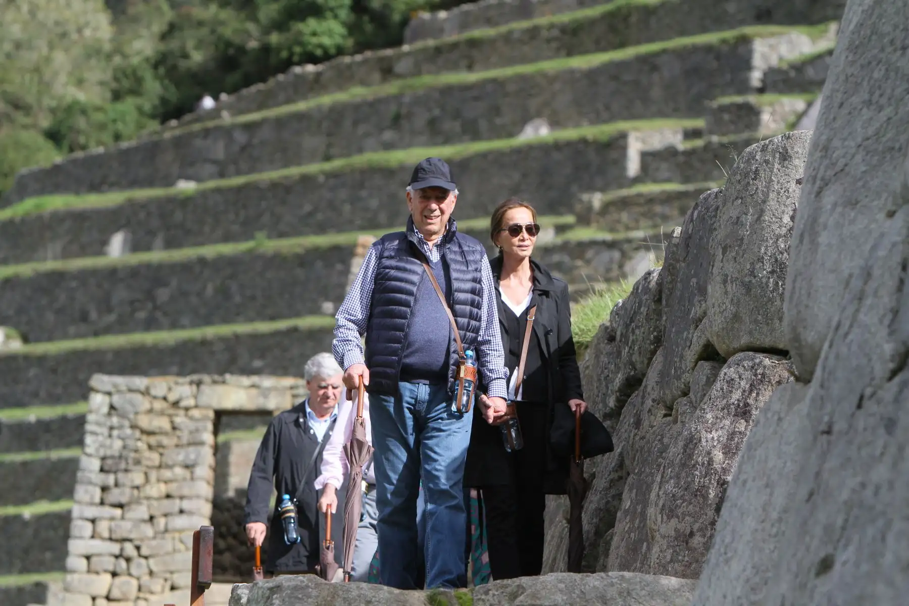 Isabel y Mario recorrieron la ciudadela inca sonrientes, atentos con los guías y atendiendo a todas las personas que se les acercaban para saludarles o pedirles una foto. ANDINA/Percy Hurtado Santillán