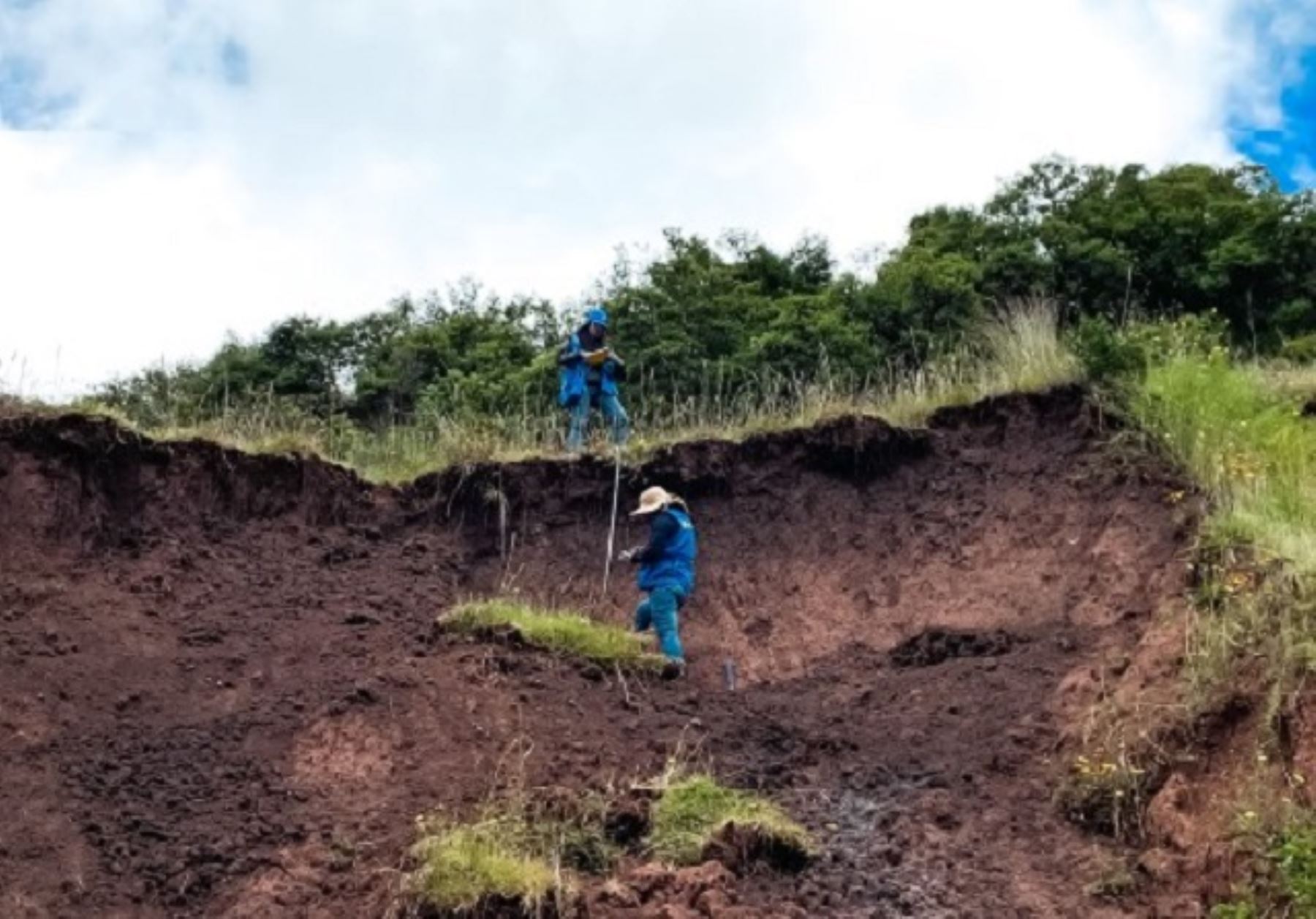 Especialistas del IGP evalúan zonas críticas de provincia de Paruro afectadas por deslizamientos y caída de rocas a consecuencia de las lluvias intensas. ANDINA/Difusión