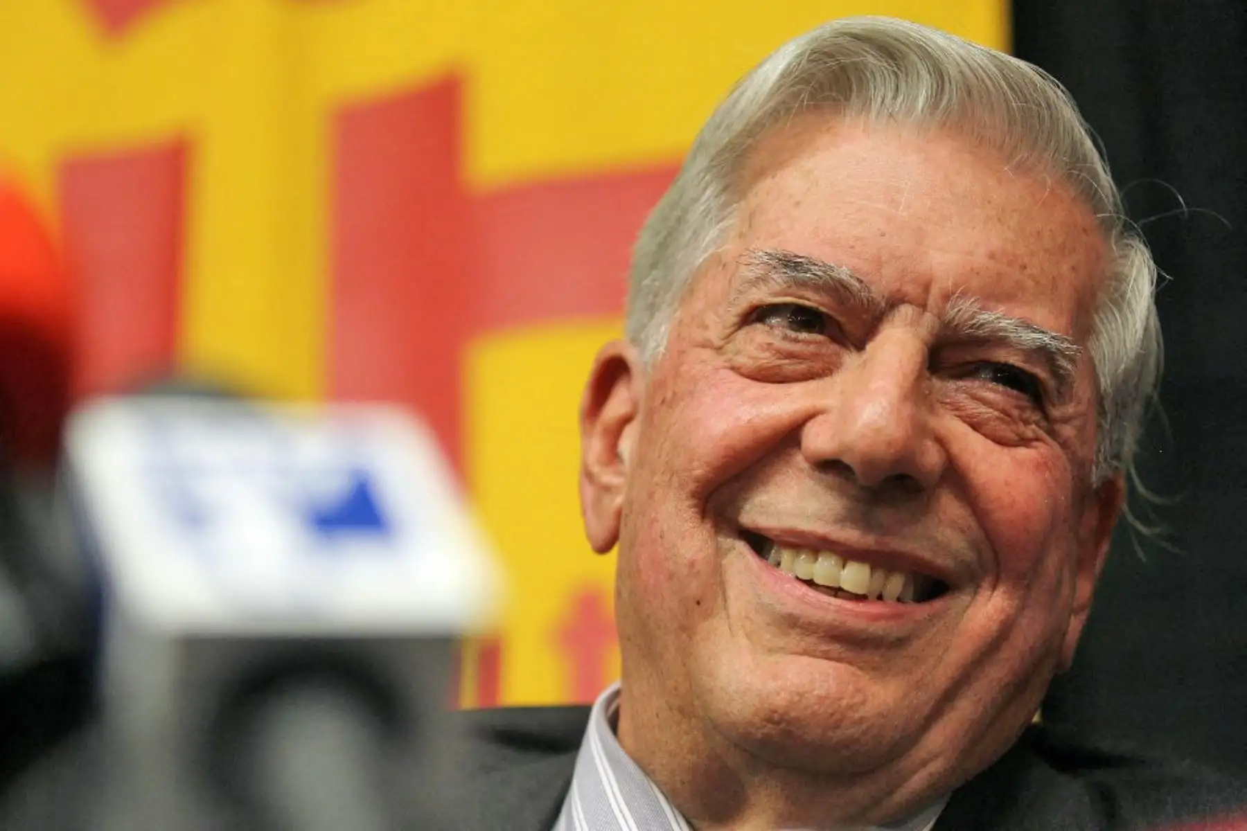 Mario Vargas Llosa estudió Letras y Derecho en la Universidad Nacional Mayor de San Marcos antes de iniciar una destacada trayectoria literaria que lo llevó a obtener el Premio Nobel de Literatura en 2010. El autor de “Conversación en La Catedral” y “La ciudad y los perros” es una de las figuras más representativas de las letras peruanas contemporáneas. Foto: AFP.