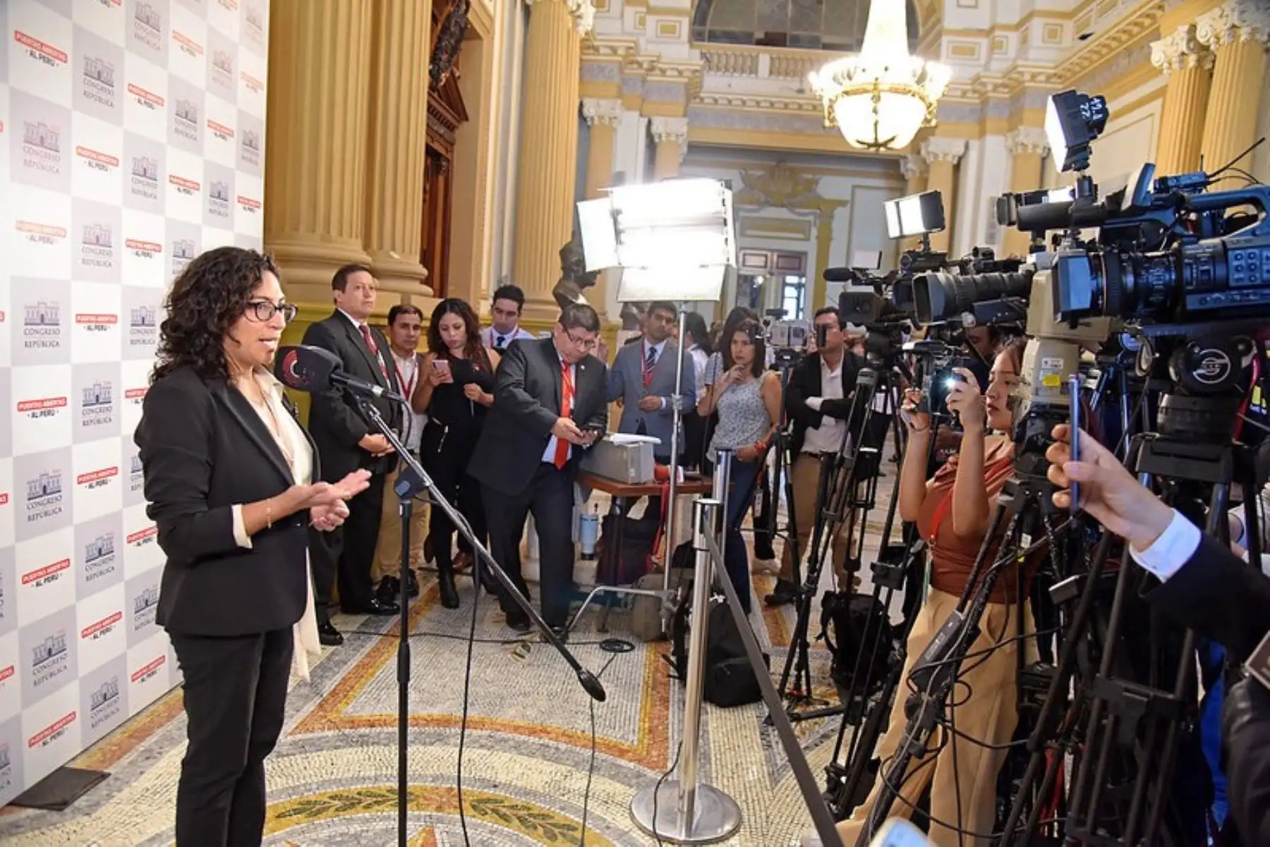 En el Congreso, la ministra Leslie Urteaga ratificó el compromiso del Gobierno con la alimentación escolar. Foto: MIDIS/Difusión.
