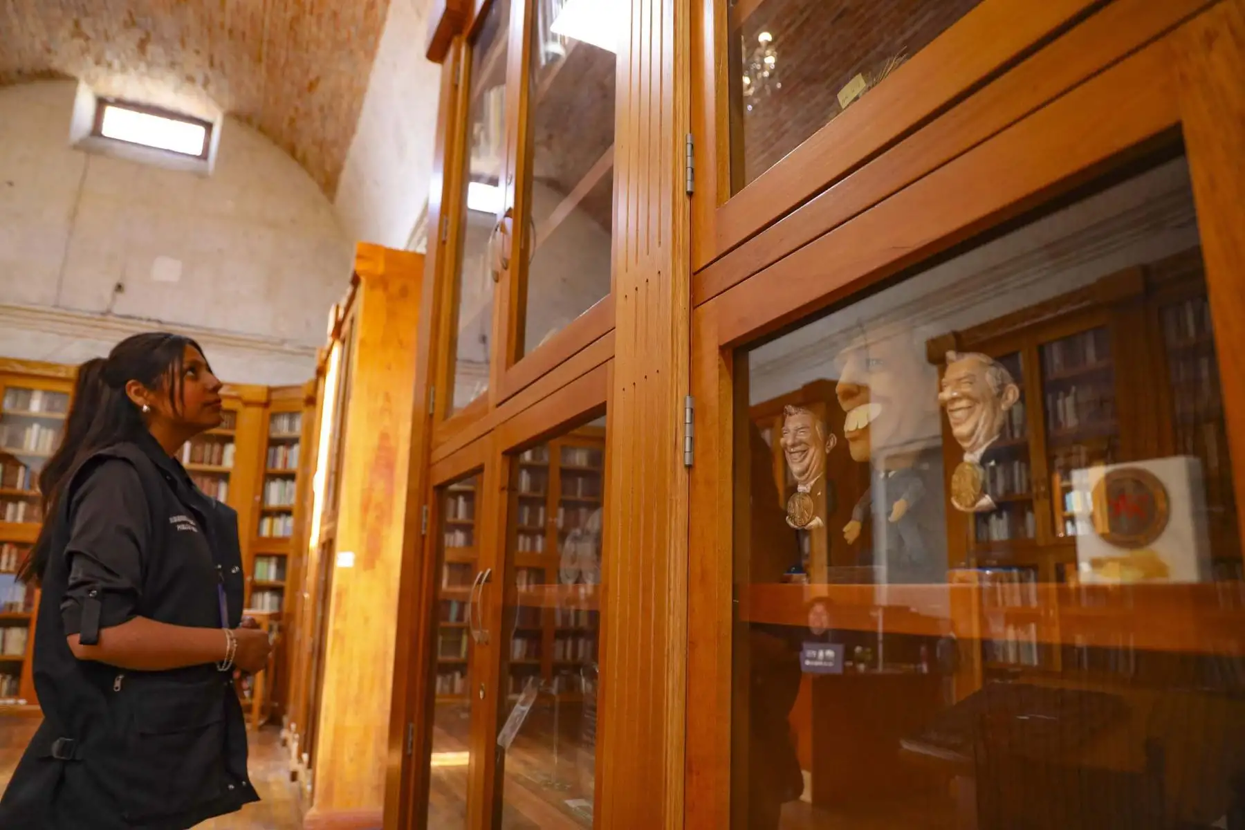 Arequipa rinde homenaje a Mario Vargas Llosa con dos días de duelo regional tras su fallecimiento a los 89 años. Cientos de ciudadanos visitaron espacios emblemáticos como su biblioteca personal y la picantería La Nueva Palomino. En la Plaza de Armas, la bandera fue izada a media asta, mientras la ciudad natal del Nobel peruano lo despide con respeto, orgullo y profunda gratitud. Foto: ANDINA/Cortesía Diego Ramos