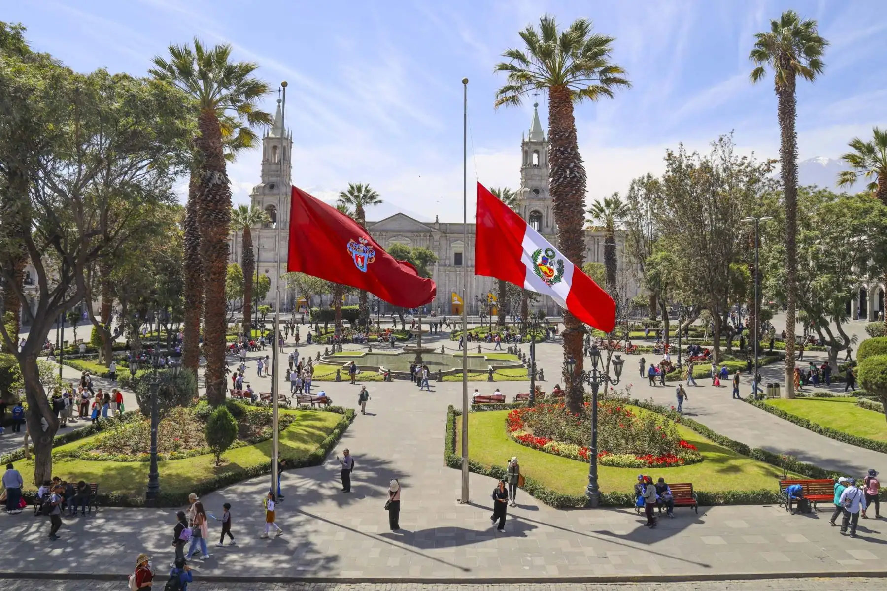 Arequipa rinde homenaje a Mario Vargas Llosa con dos días de duelo regional tras su fallecimiento a los 89 años. Cientos de ciudadanos visitaron espacios emblemáticos como su biblioteca personal y la picantería La Nueva Palomino. En la Plaza de Armas, la bandera fue izada a media asta, mientras la ciudad natal del Nobel peruano lo despide con respeto, orgullo y profunda gratitud. Foto: ANDINA/Cortesía Diego Ramos