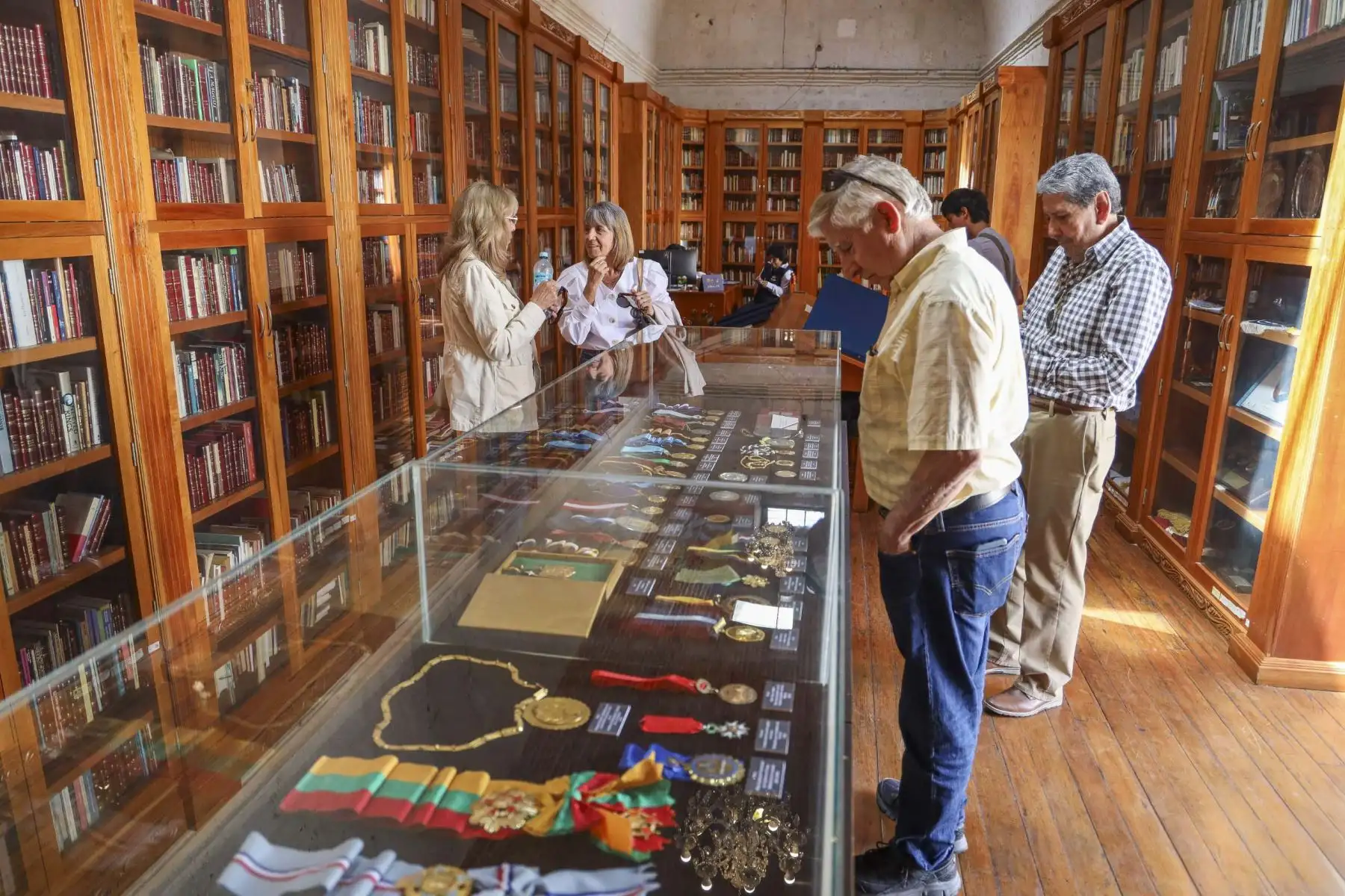 Arequipa rinde homenaje a Mario Vargas Llosa con dos días de duelo regional tras su fallecimiento a los 89 años. Cientos de ciudadanos visitaron espacios emblemáticos como su biblioteca personal y la picantería La Nueva Palomino. En la Plaza de Armas, la bandera fue izada a media asta, mientras la ciudad natal del Nobel peruano lo despide con respeto, orgullo y profunda gratitud. Foto: ANDINA/Cortesía Diego Ramos