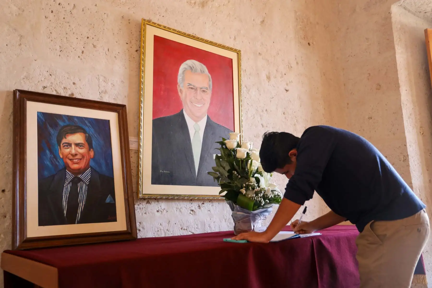 Arequipa rinde homenaje a Mario Vargas Llosa con dos días de duelo regional tras su fallecimiento a los 89 años. Cientos de ciudadanos visitaron espacios emblemáticos como su biblioteca personal y la picantería La Nueva Palomino. En la Plaza de Armas, la bandera fue izada a media asta, mientras la ciudad natal del Nobel peruano lo despide con respeto, orgullo y profunda gratitud. Foto: ANDINA/Cortesía Diego Ramos