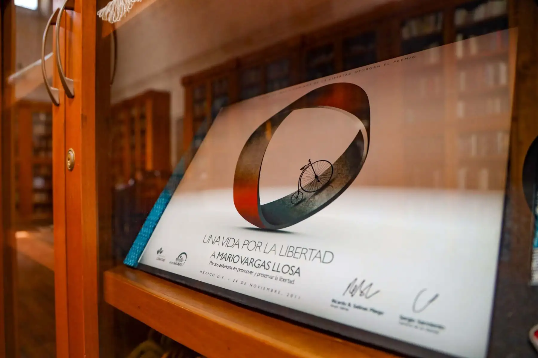 Arequipa rinde homenaje a Mario Vargas Llosa con dos días de duelo regional tras su fallecimiento a los 89 años. Cientos de ciudadanos visitaron espacios emblemáticos como su biblioteca personal y la picantería La Nueva Palomino. En la Plaza de Armas, la bandera fue izada a media asta, mientras la ciudad natal del Nobel peruano lo despide con respeto, orgullo y profunda gratitud. Foto: ANDINA/Cortesía Diego Ramos