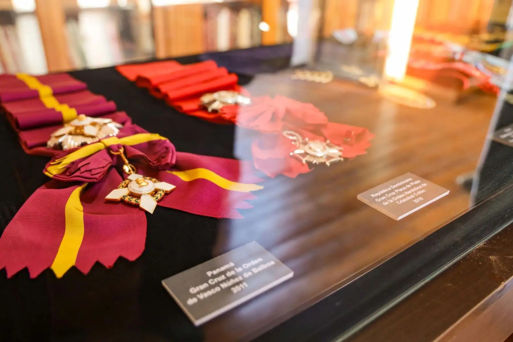 Arequipa rinde homenaje a Mario Vargas Llosa con dos días de duelo regional tras su fallecimiento a los 89 años. Cientos de ciudadanos visitaron espacios emblemáticos como su biblioteca personal y la picantería La Nueva Palomino. En la Plaza de Armas, la bandera fue izada a media asta, mientras la ciudad natal del Nobel peruano lo despide con respeto, orgullo y profunda gratitud. Foto: ANDINA/Cortesía Diego Ramos